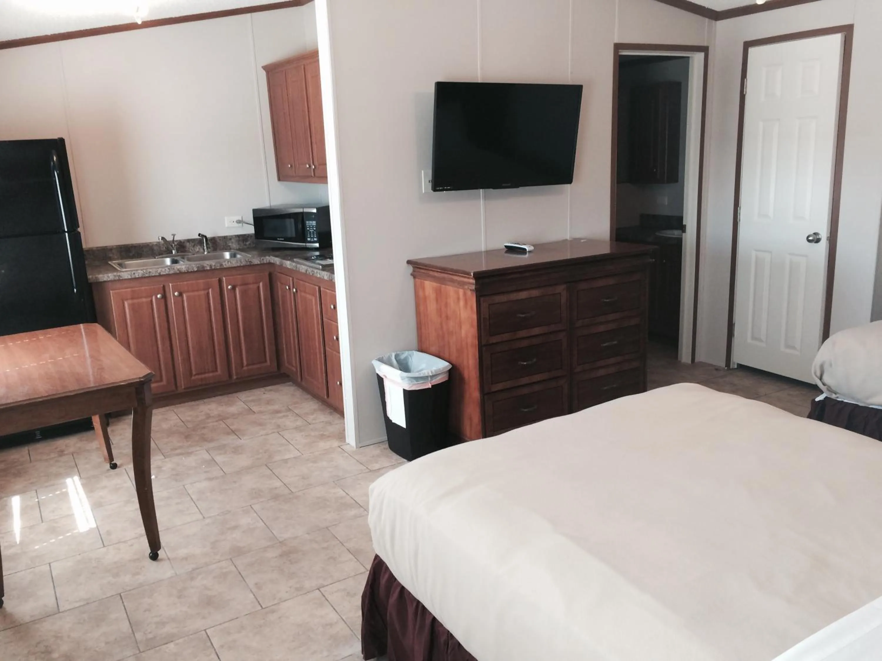 Kitchen or kitchenette, Bed in Oasis Lodge