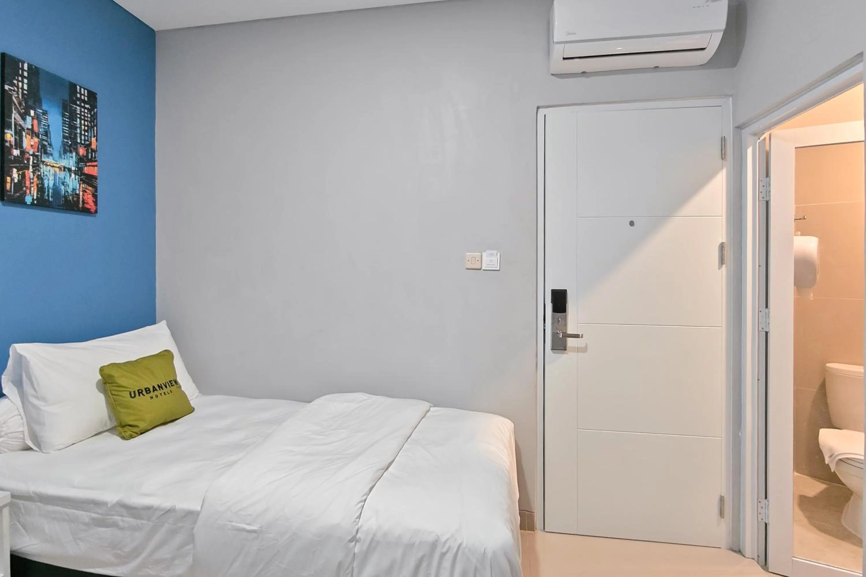 Bedroom, Bed in Urbanview Green Lake Sunter Residence