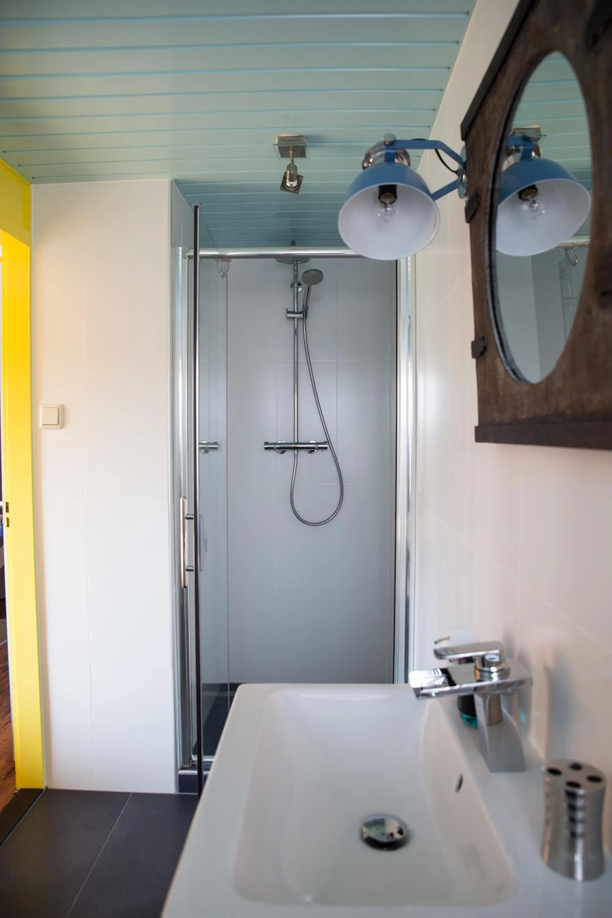 Shower in Hotel Domburg4you