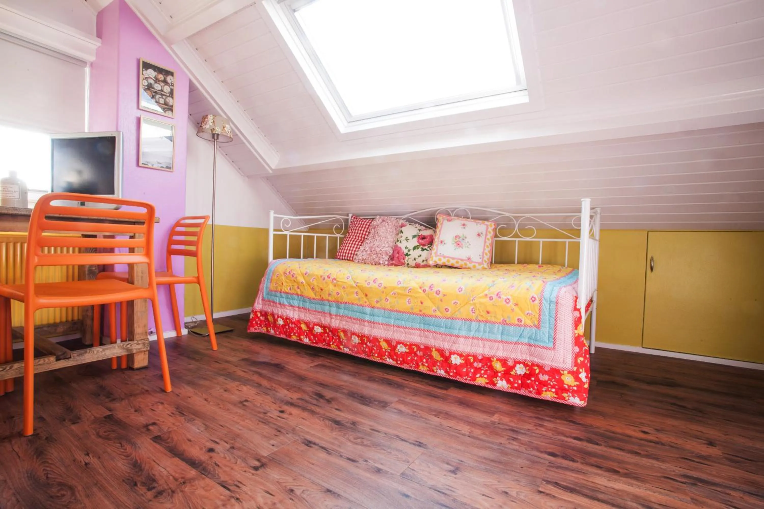 Seating area, Bed in Hotel Domburg4you