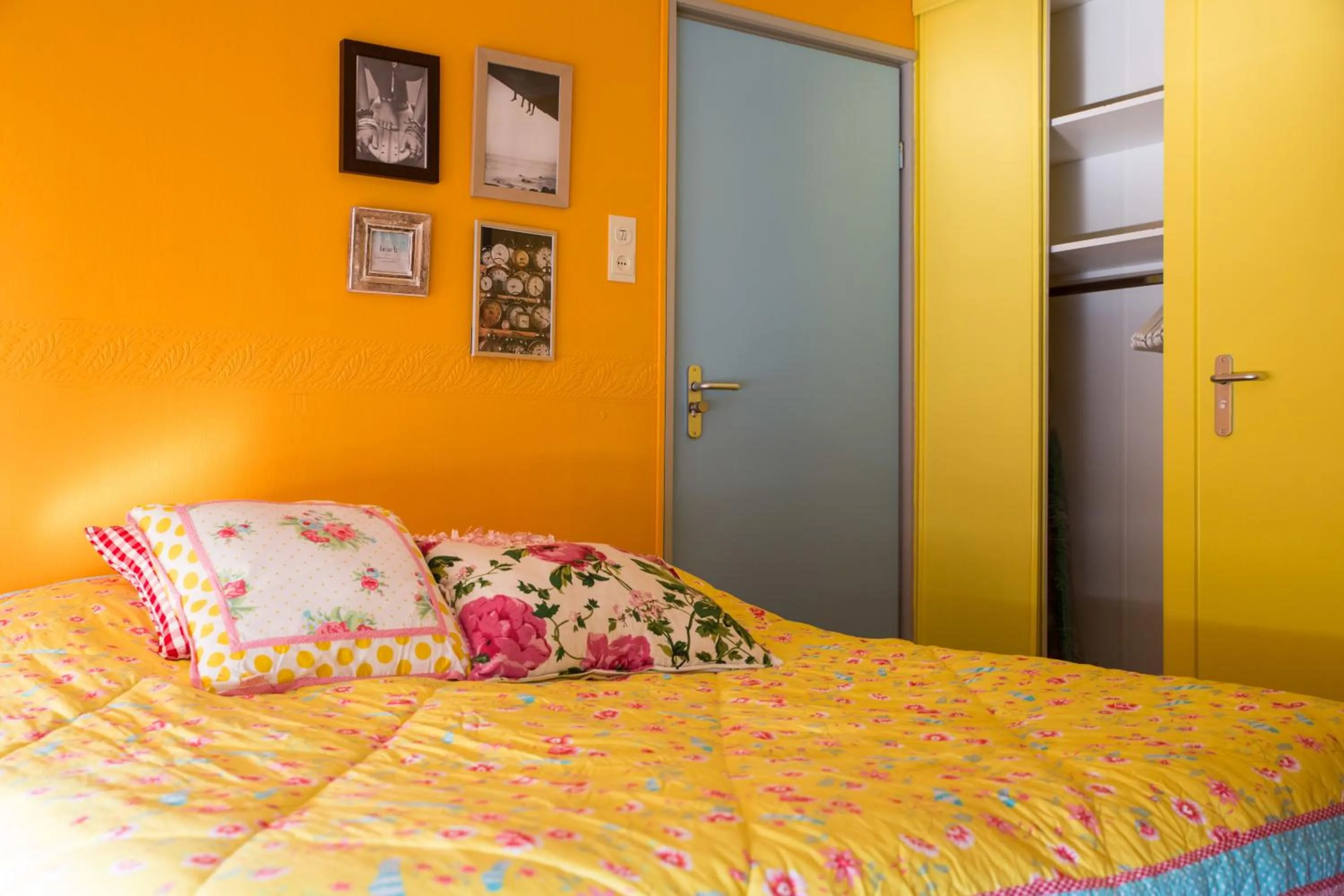 Bed in Hotel Domburg4you