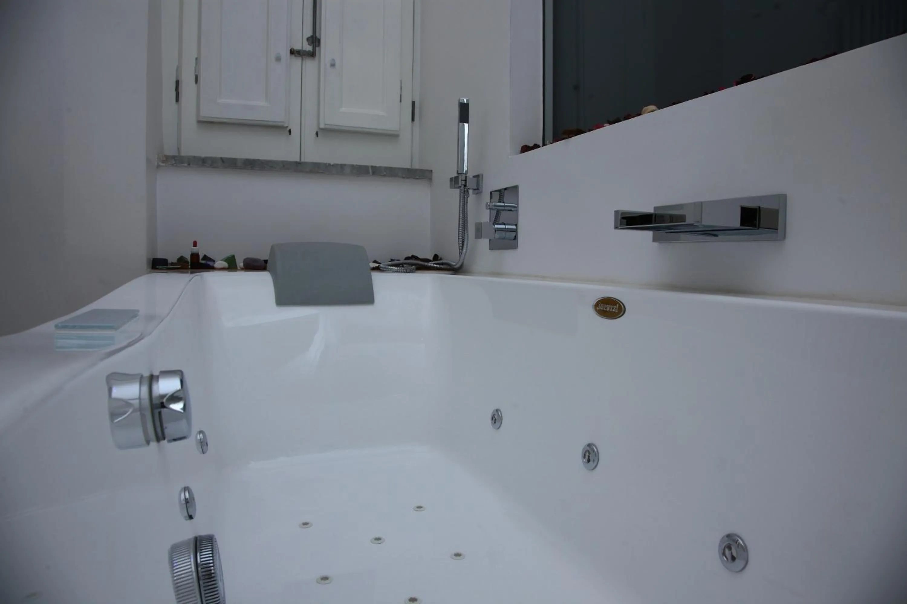 Hot Tub in B&B Massimo Inn