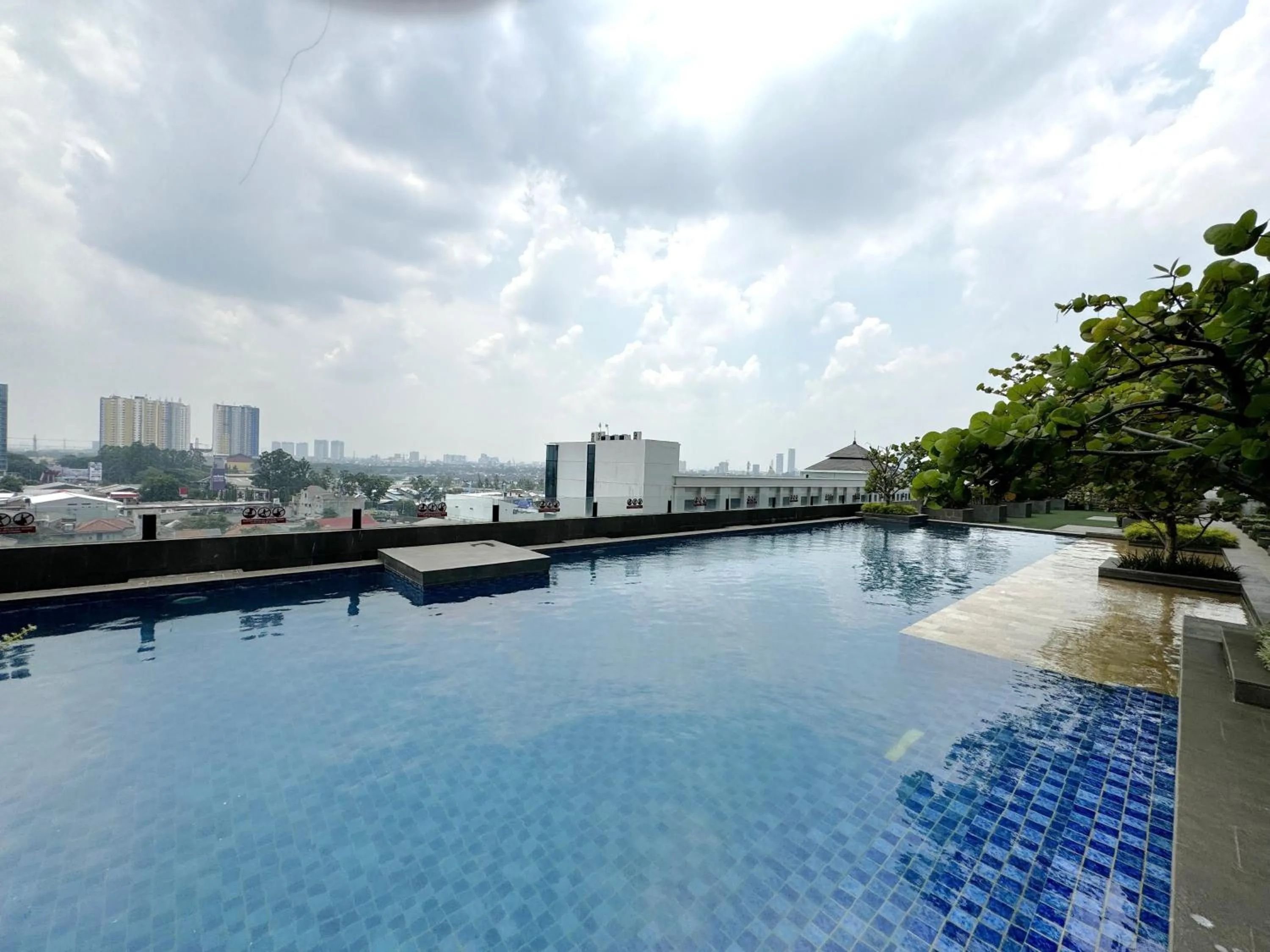 Swimming pool in Howard Johnson By Wyndham Tangerang