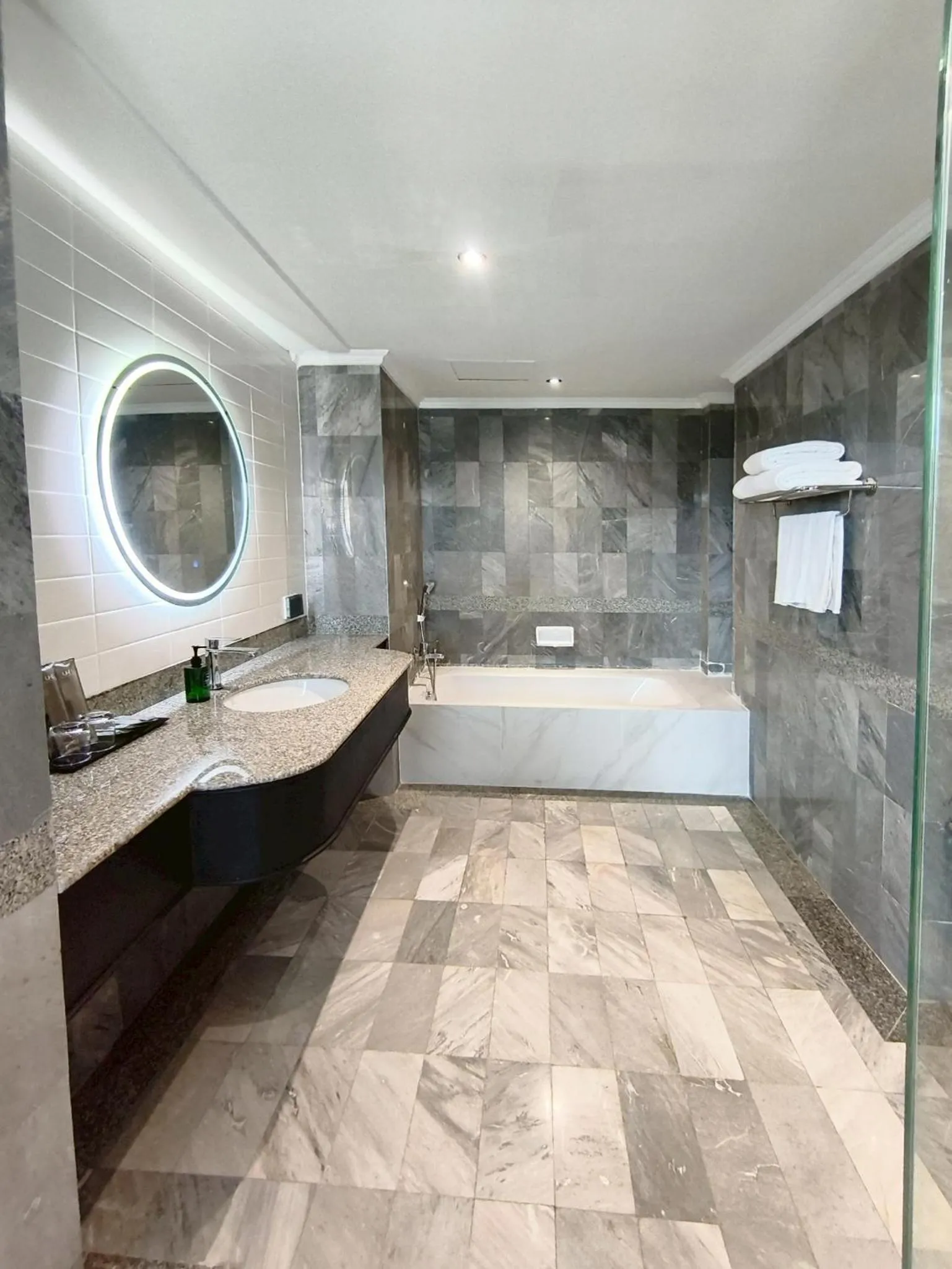 Shower in The Quarter Saphankhwai by UHG