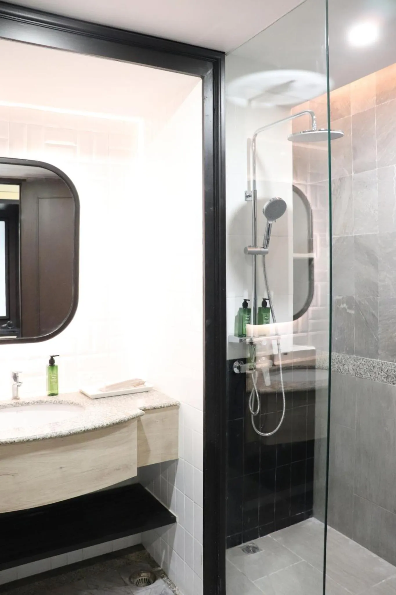 Shower in The Quarter Saphankhwai by UHG