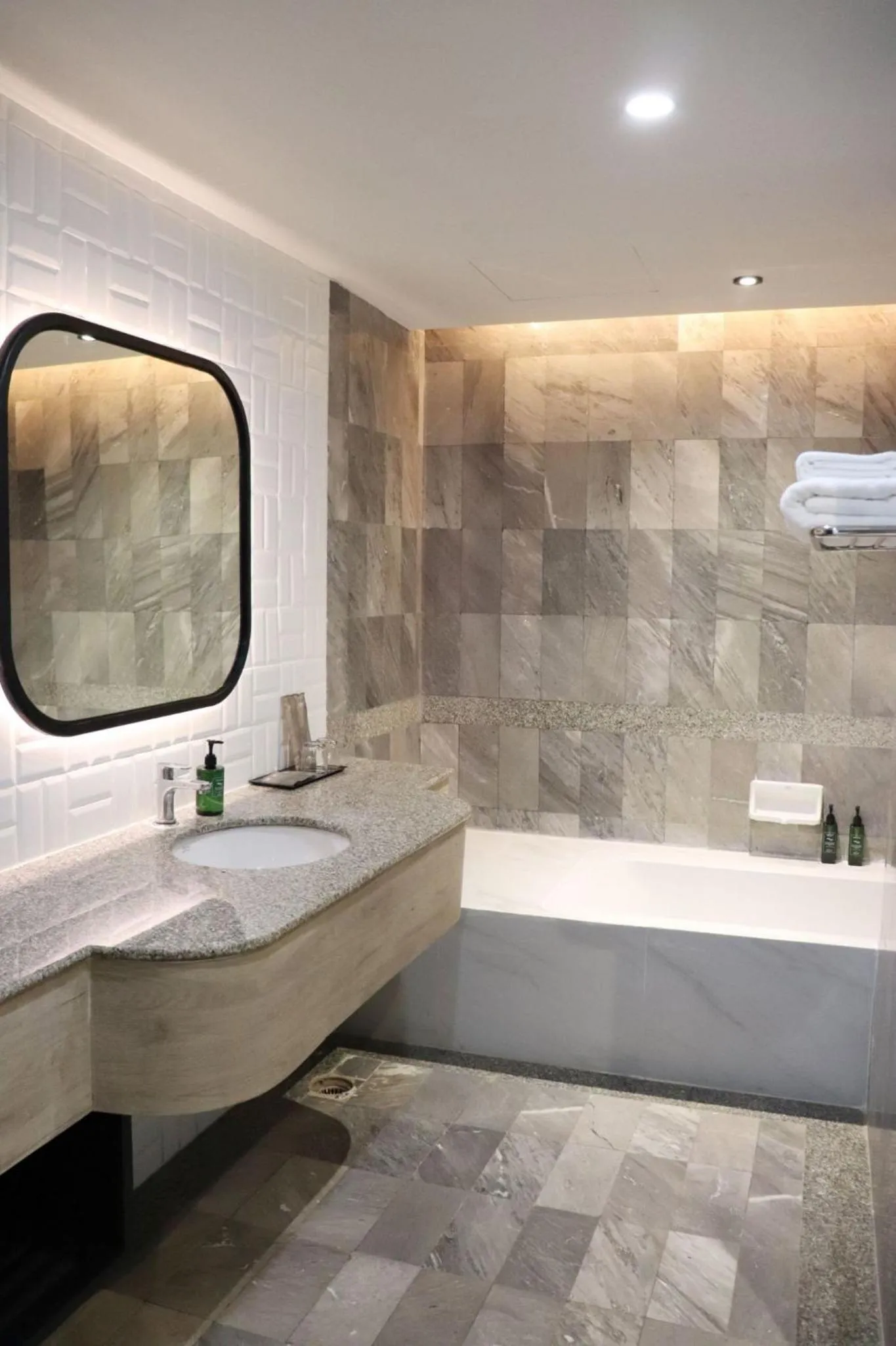 Hot Tub in The Quarter Saphankhwai by UHG