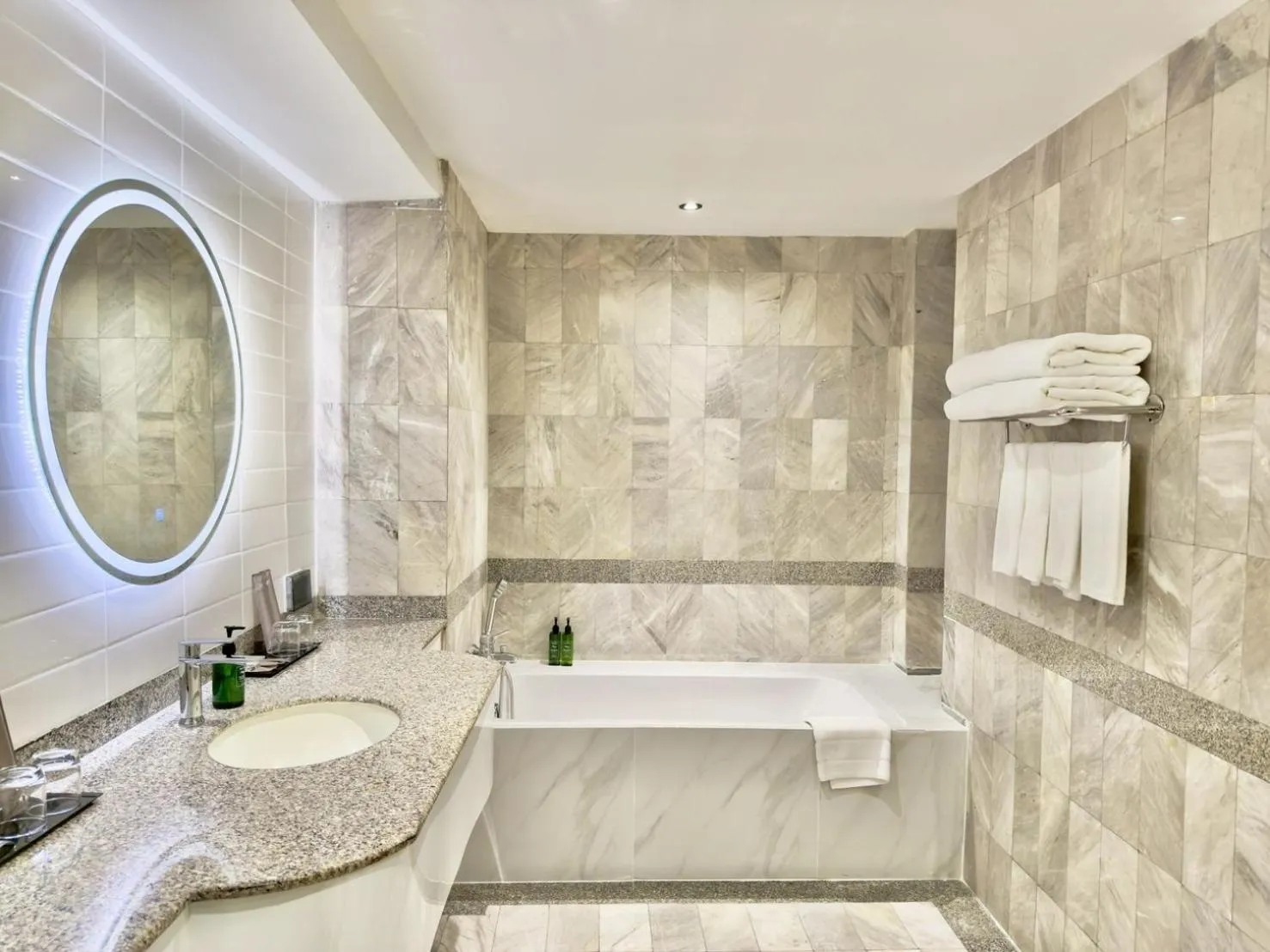 Shower in The Quarter Saphankhwai by UHG