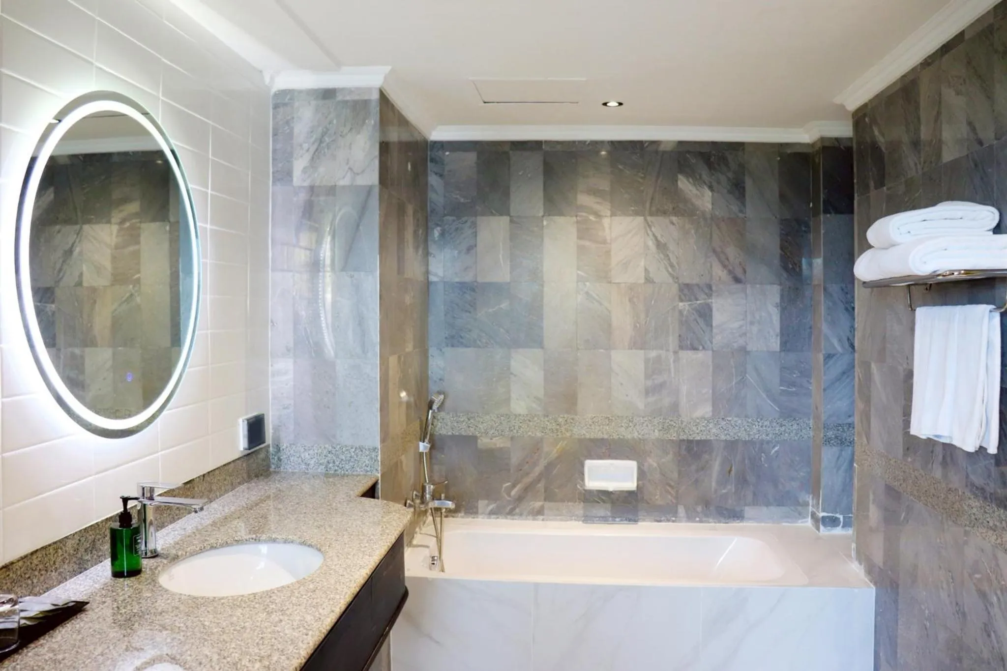 Shower in The Quarter Saphankhwai by UHG