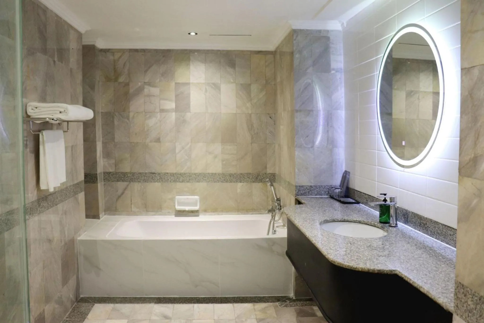 Shower in The Quarter Saphankhwai by UHG