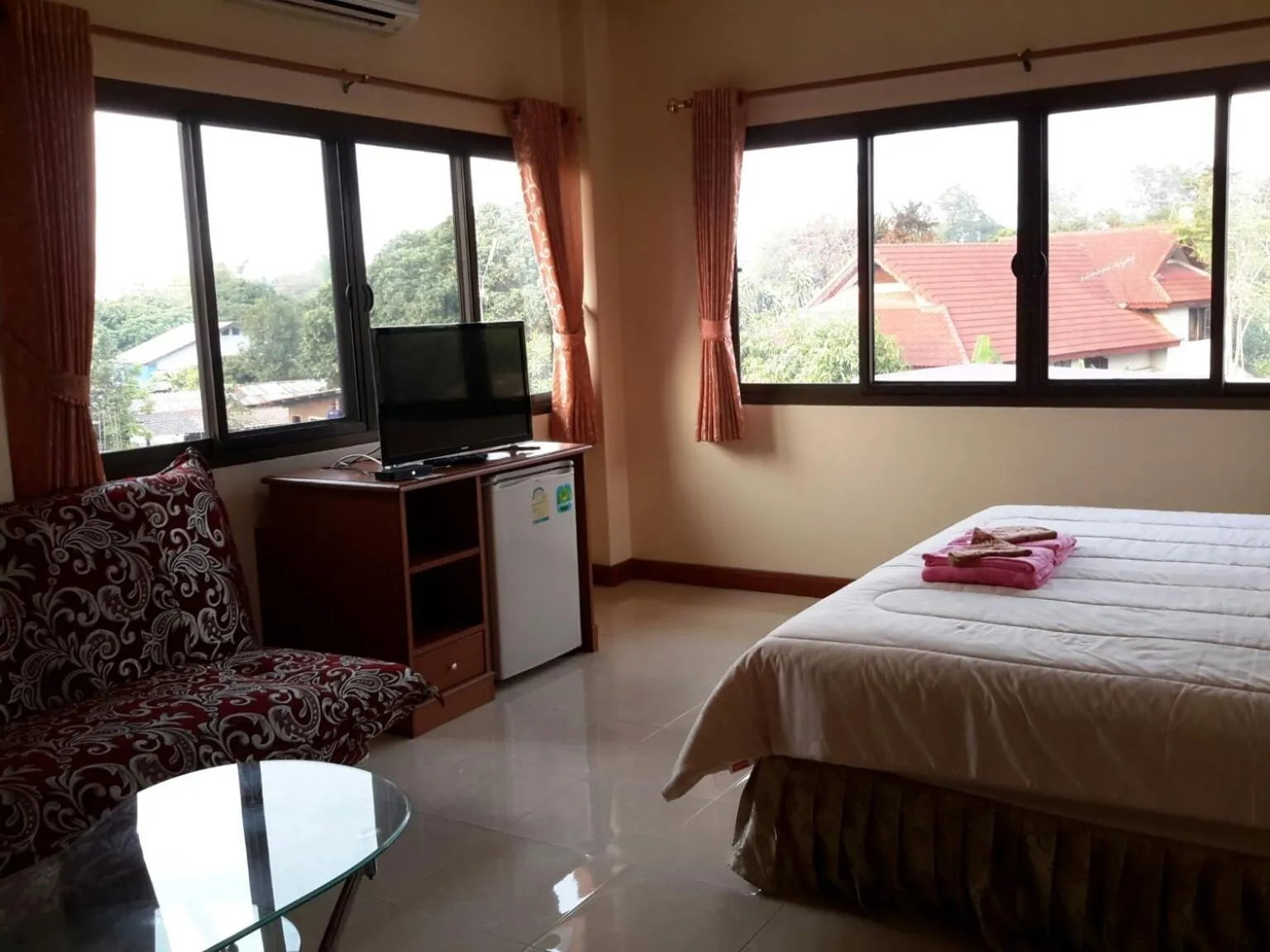 Bed in Donchai House Guest House& Cafe