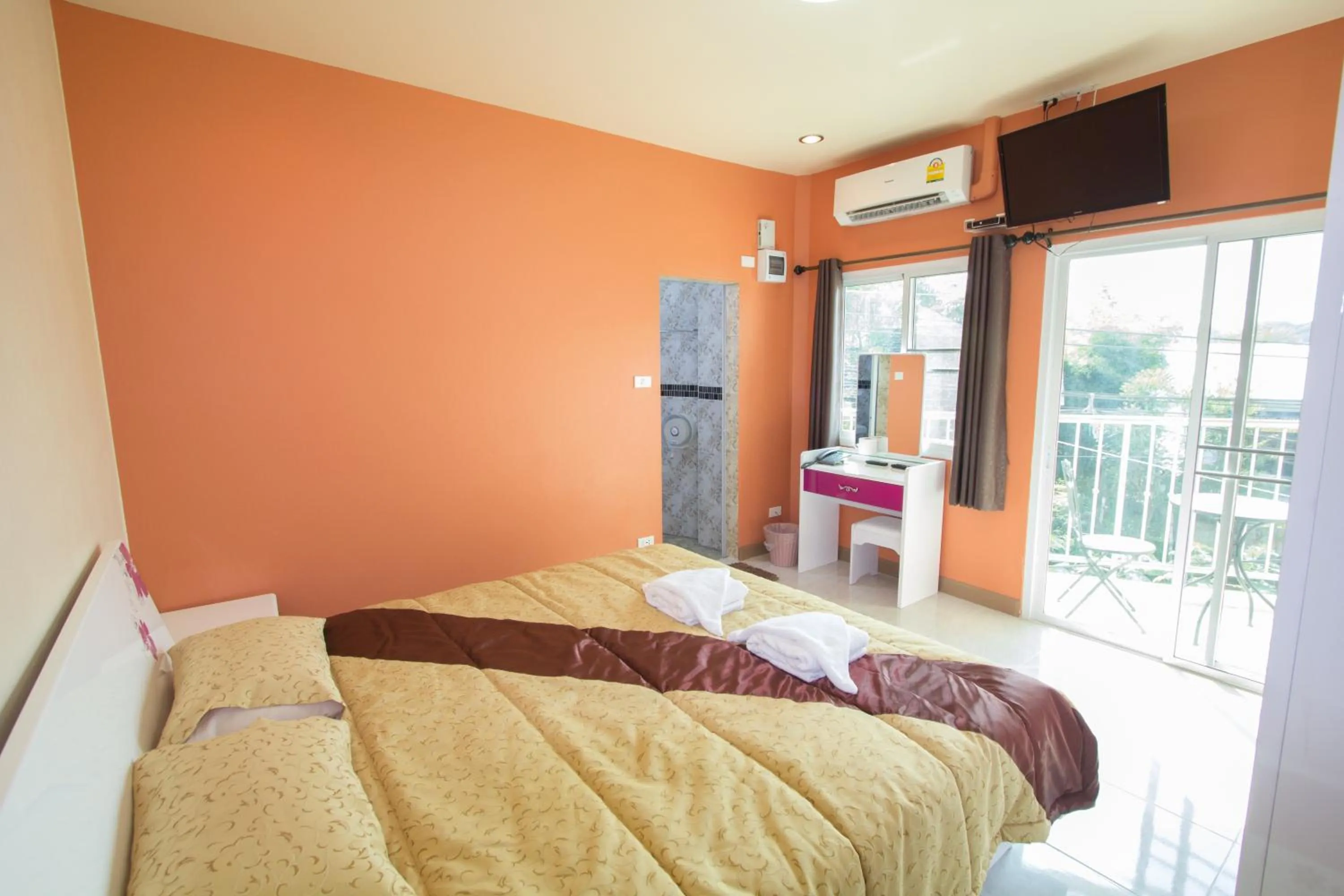 Bed in Donchai House Guest House& Cafe