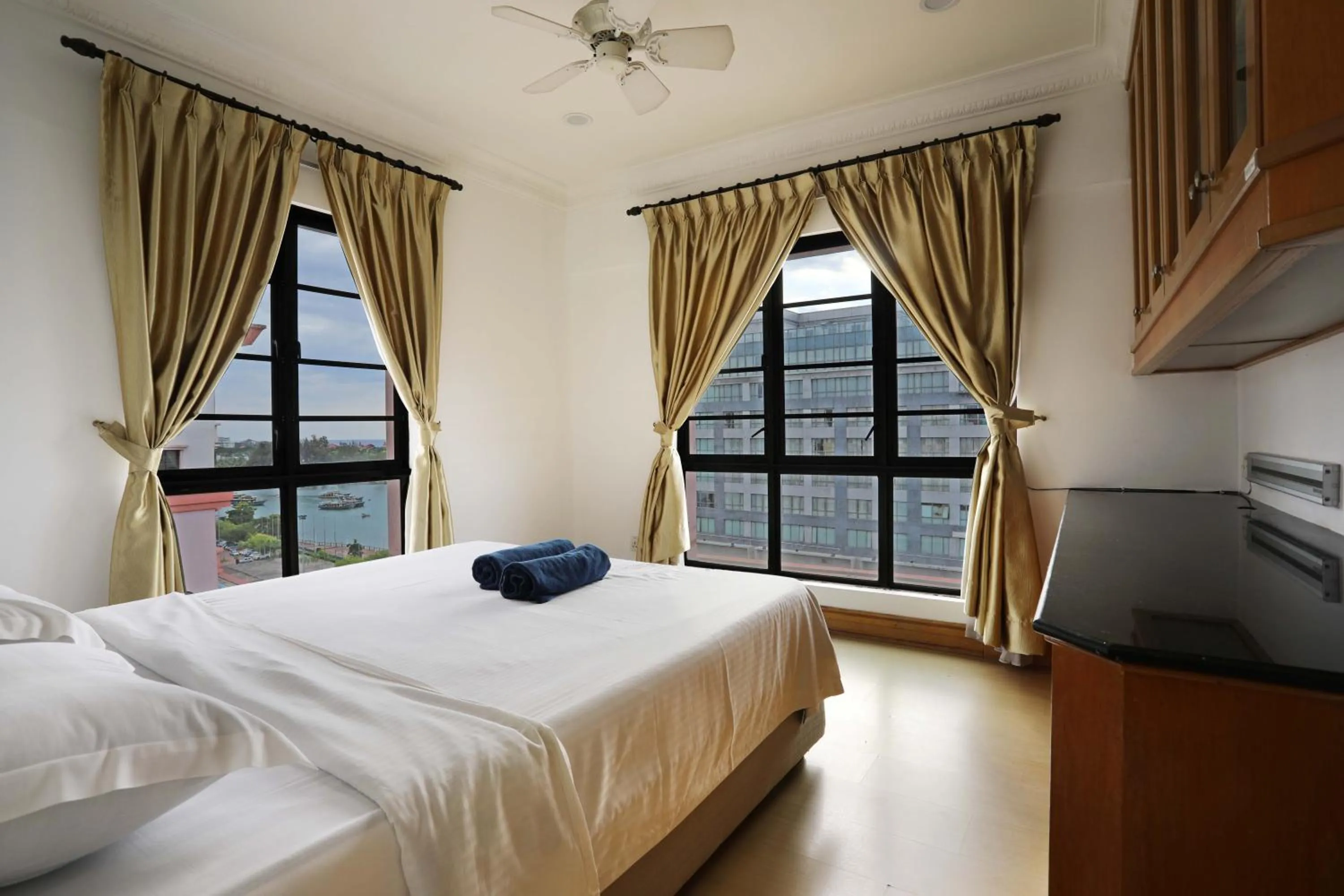 Bed in KK Vacation Apartments-Marina Court - STAY AND GET CASH REBATE