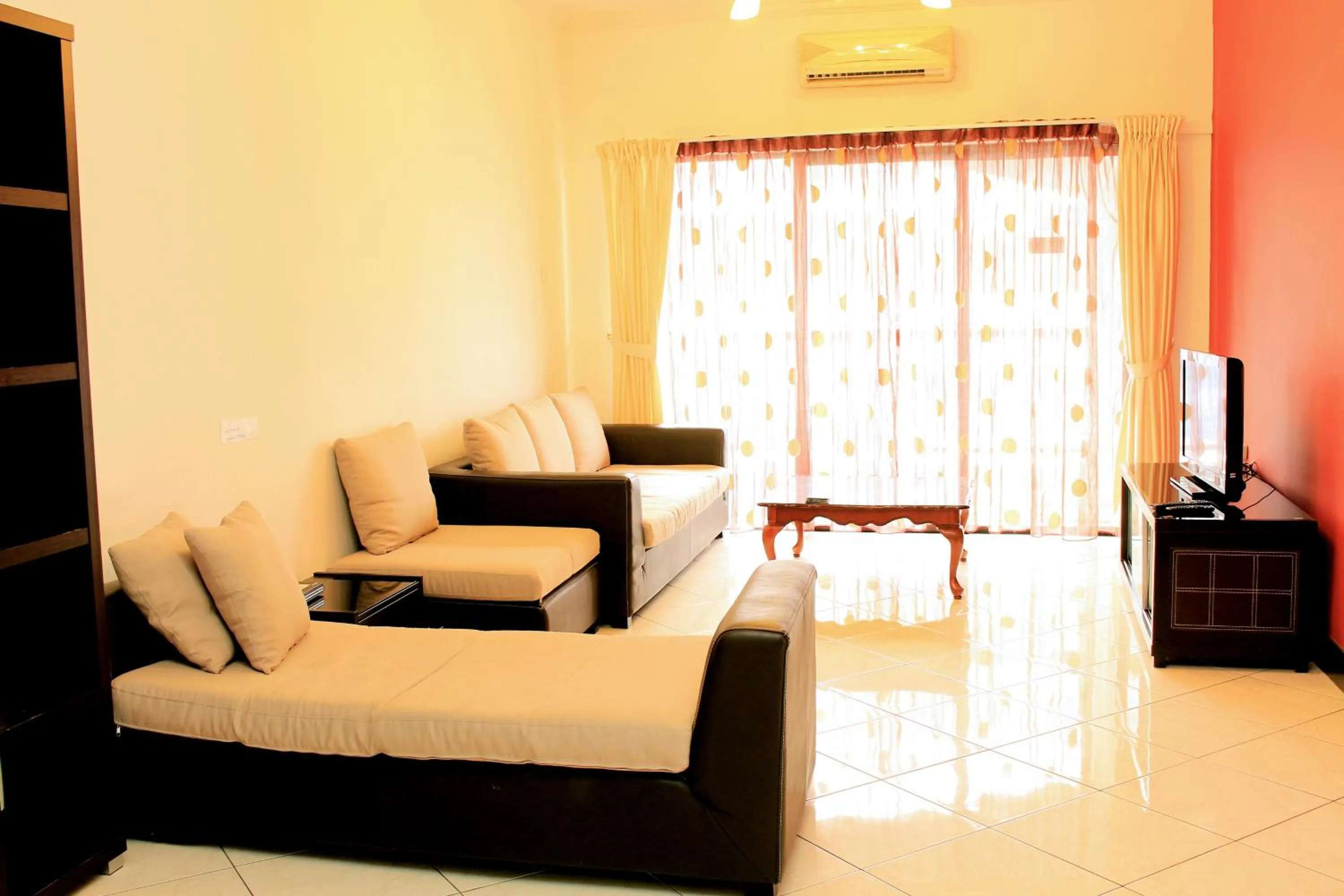 Living room in KK Vacation Apartments-Marina Court - STAY AND GET CASH REBATE