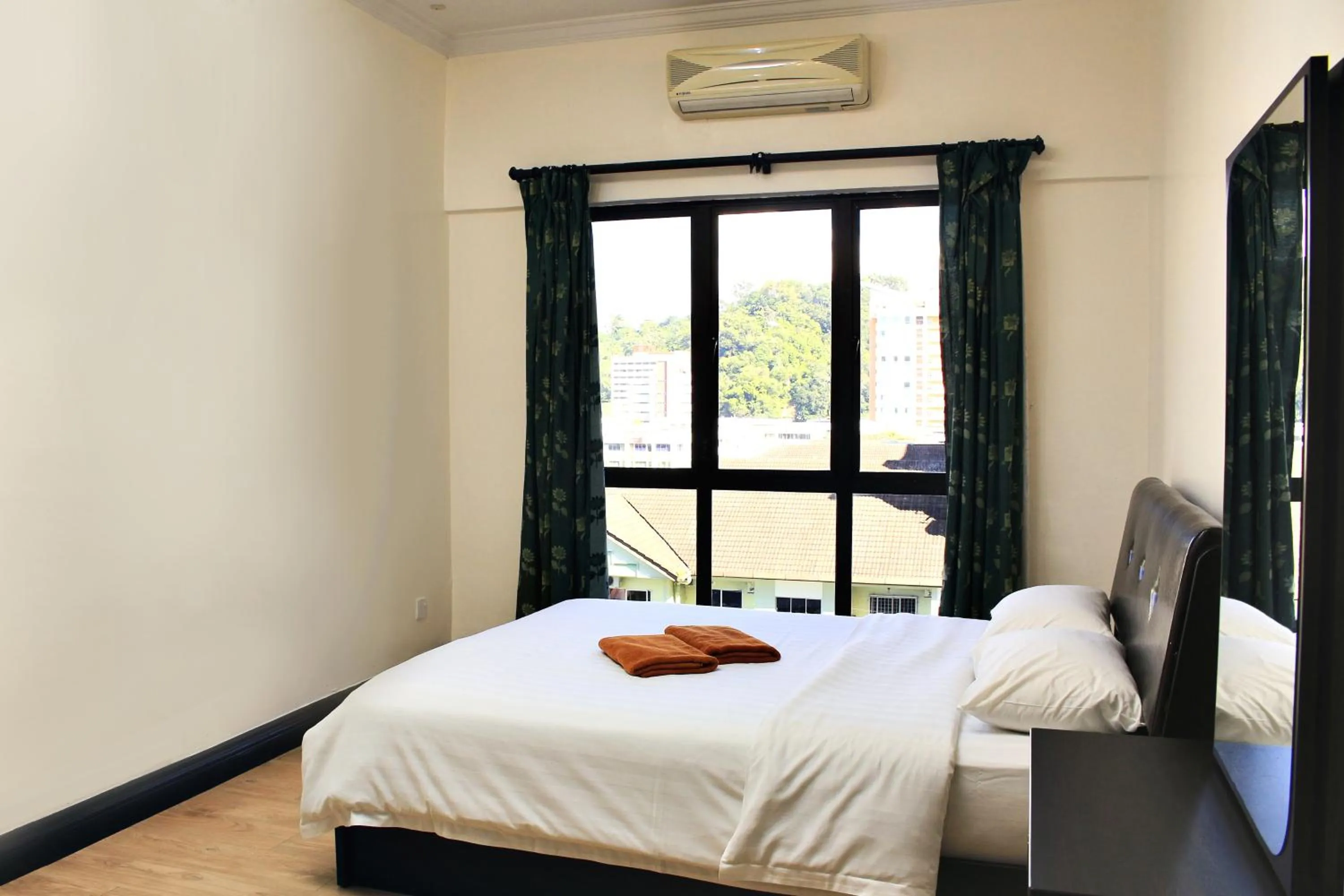 Bed in KK Vacation Apartments-Marina Court - STAY AND GET CASH REBATE