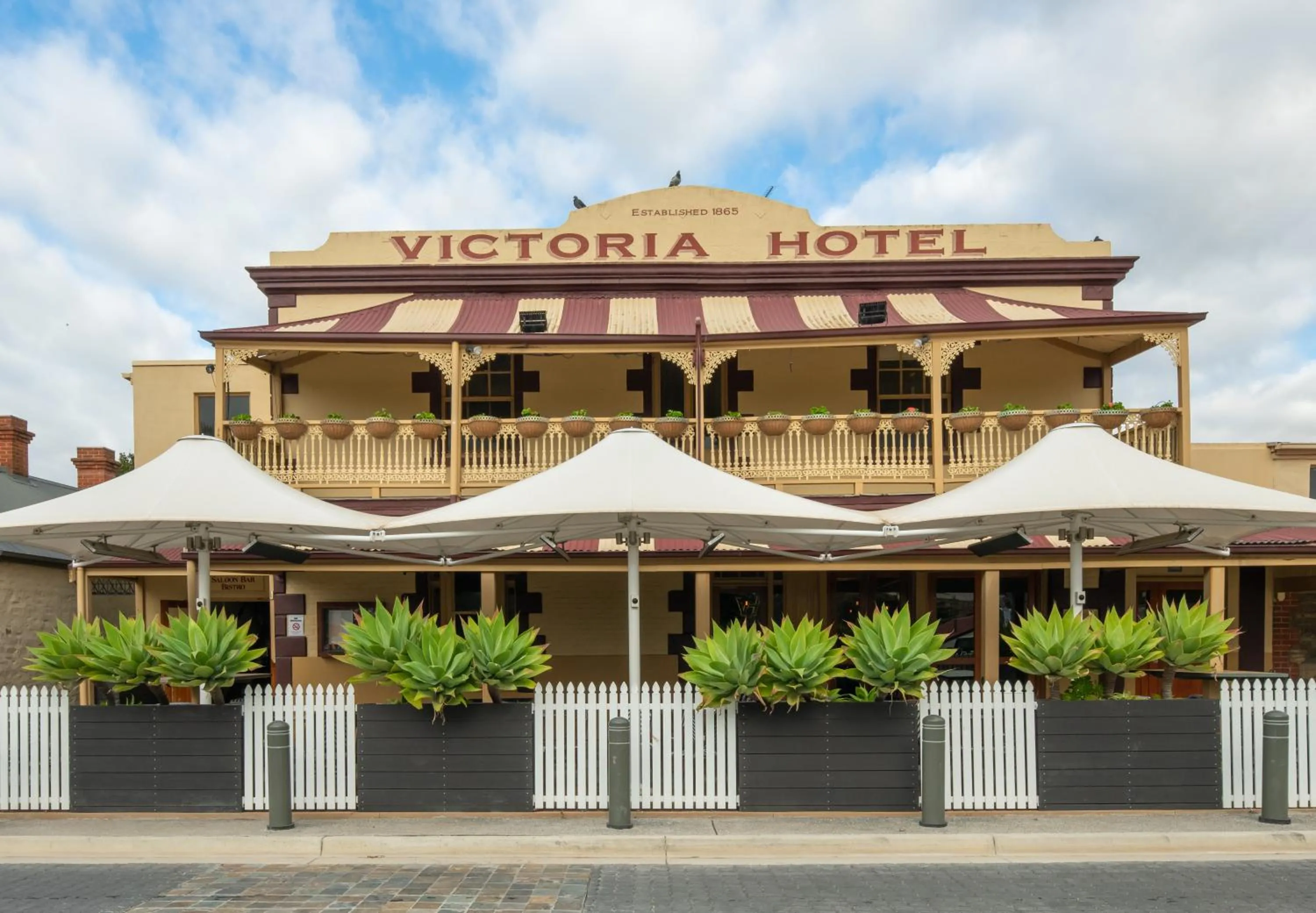 Property building in Victoria Hotel Strathalbyn