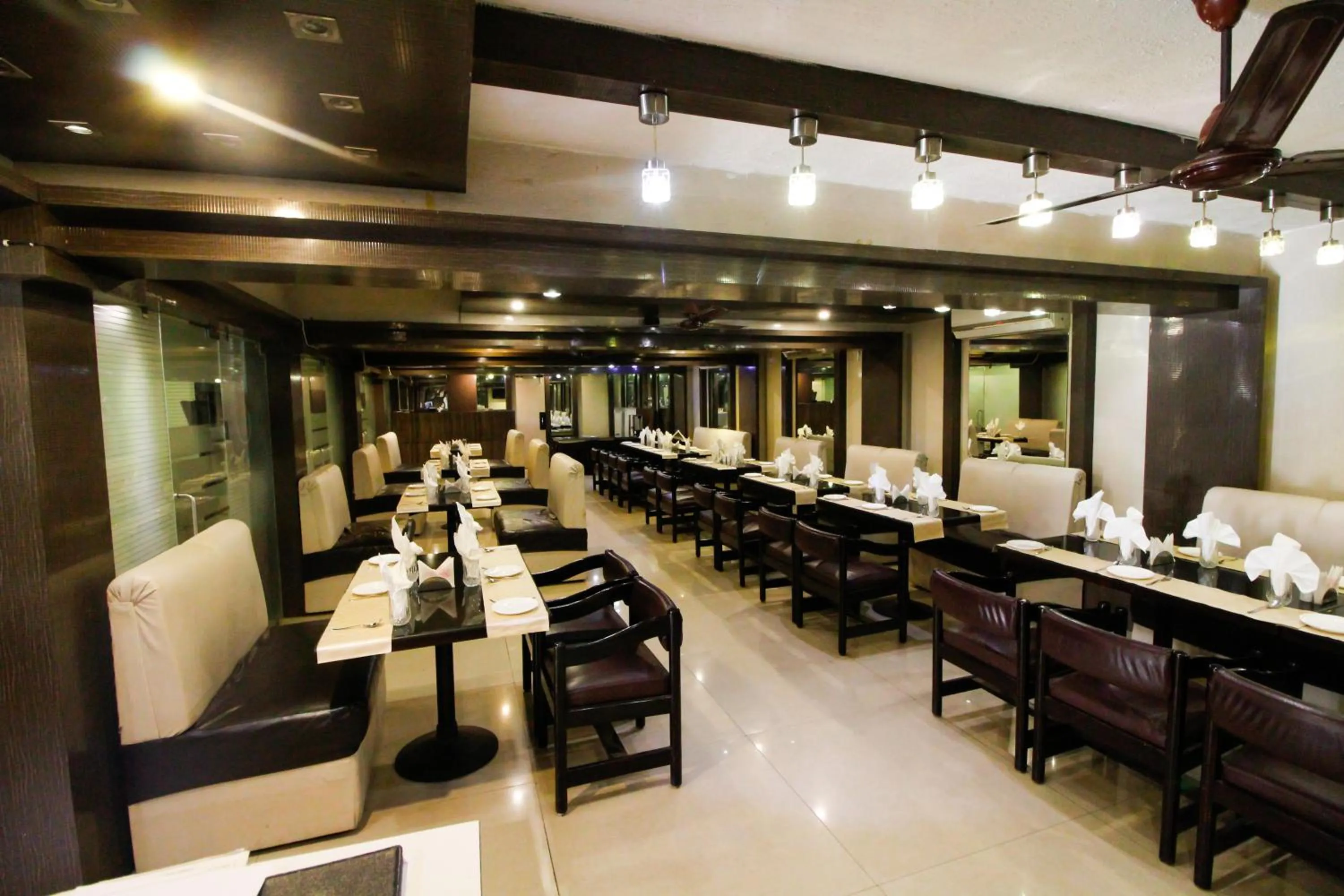 Restaurant/places to eat in Hotel Rishi Regency