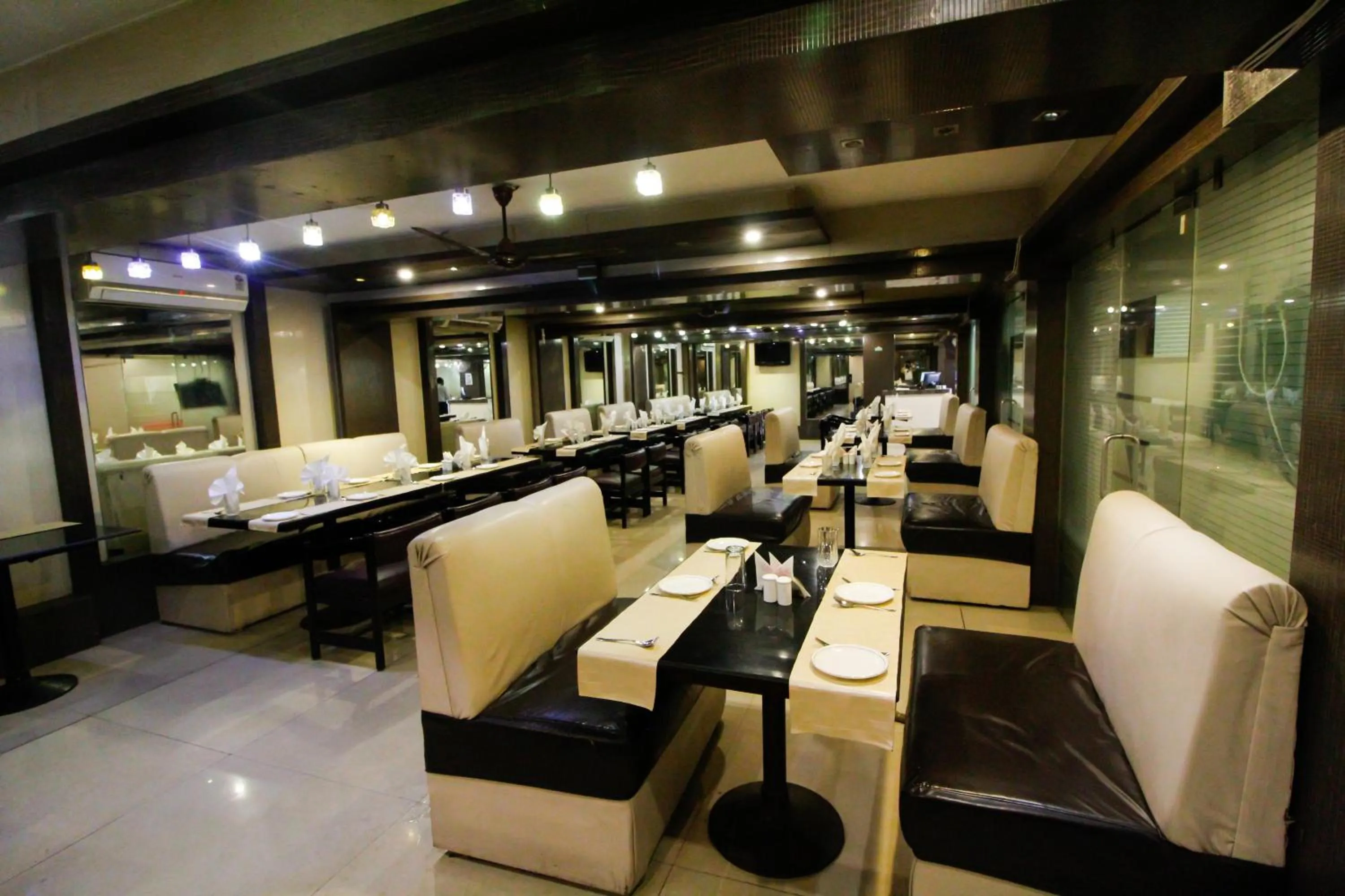 Restaurant/places to eat in Hotel Rishi Regency