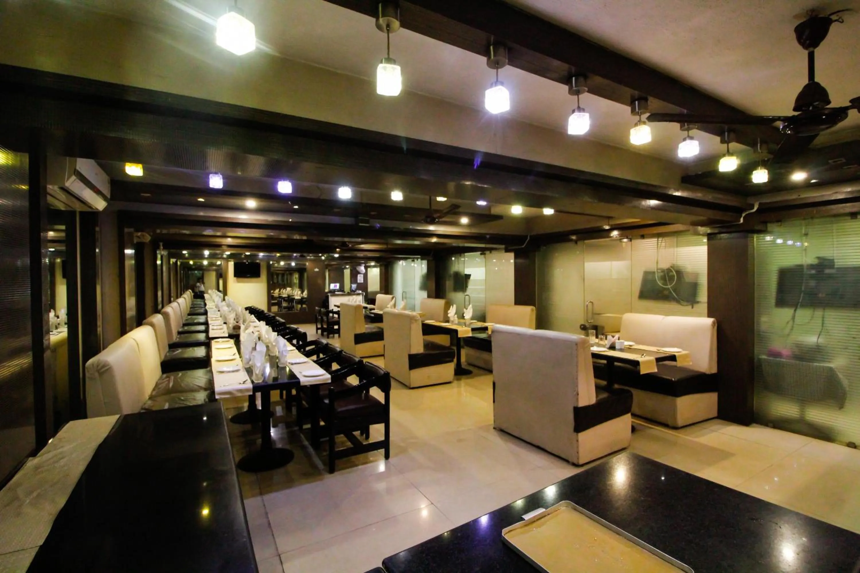 Restaurant/places to eat in Hotel Rishi Regency