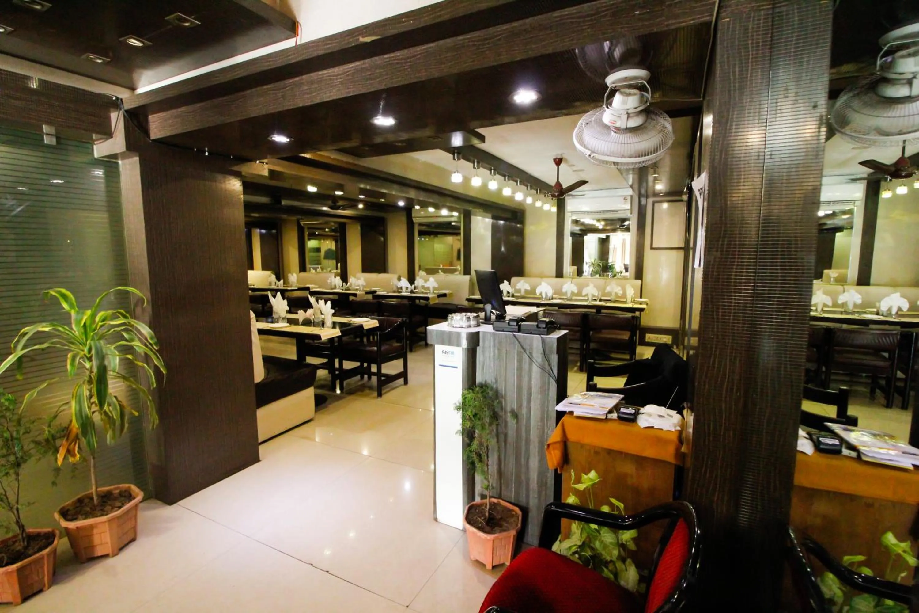 Restaurant/places to eat in Hotel Rishi Regency