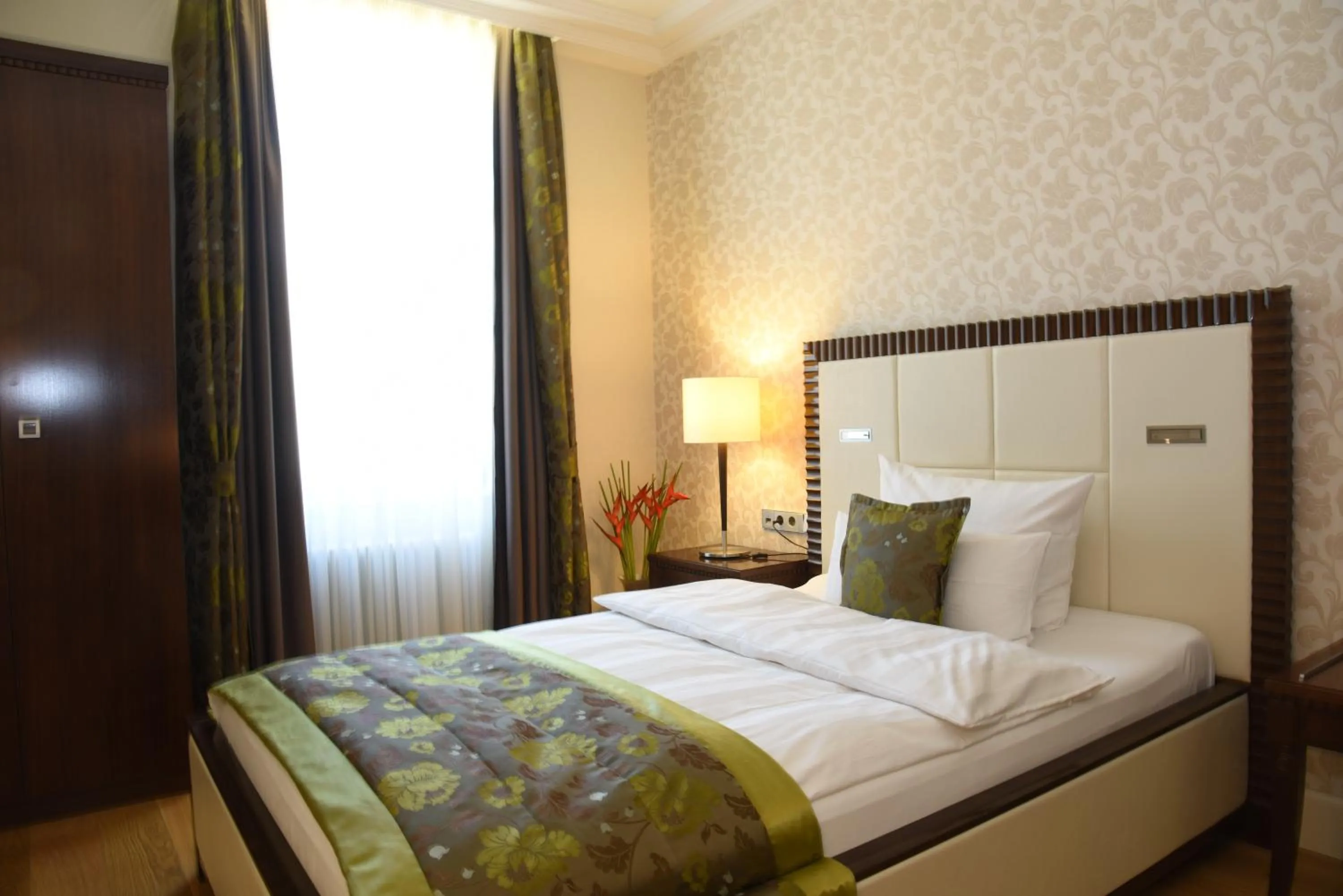 Photo of the whole room, Bed in Kleiner Rosengarten