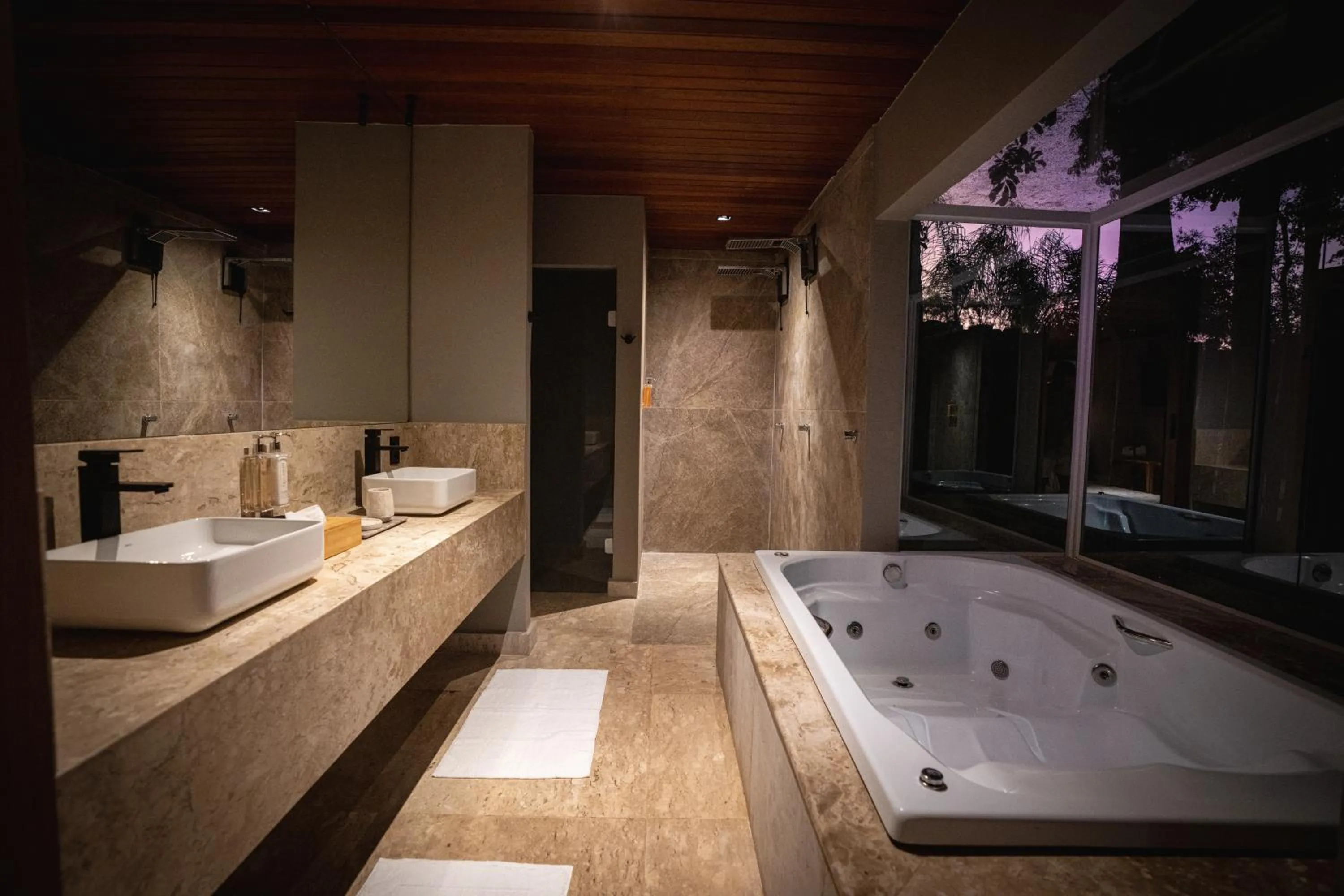 Shower in Amaná Hotel