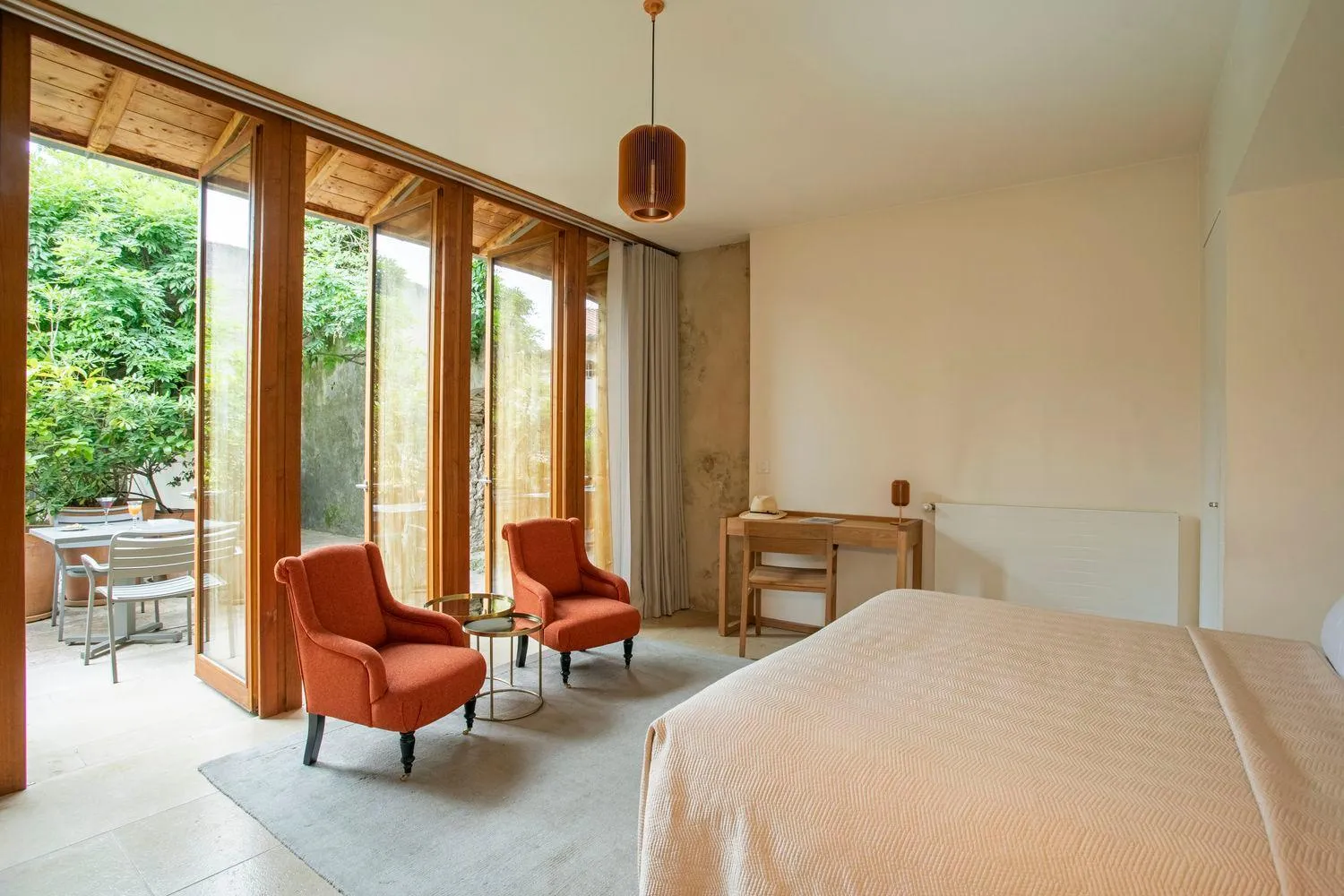 Patio, Bed in Hôtel de la Villeon