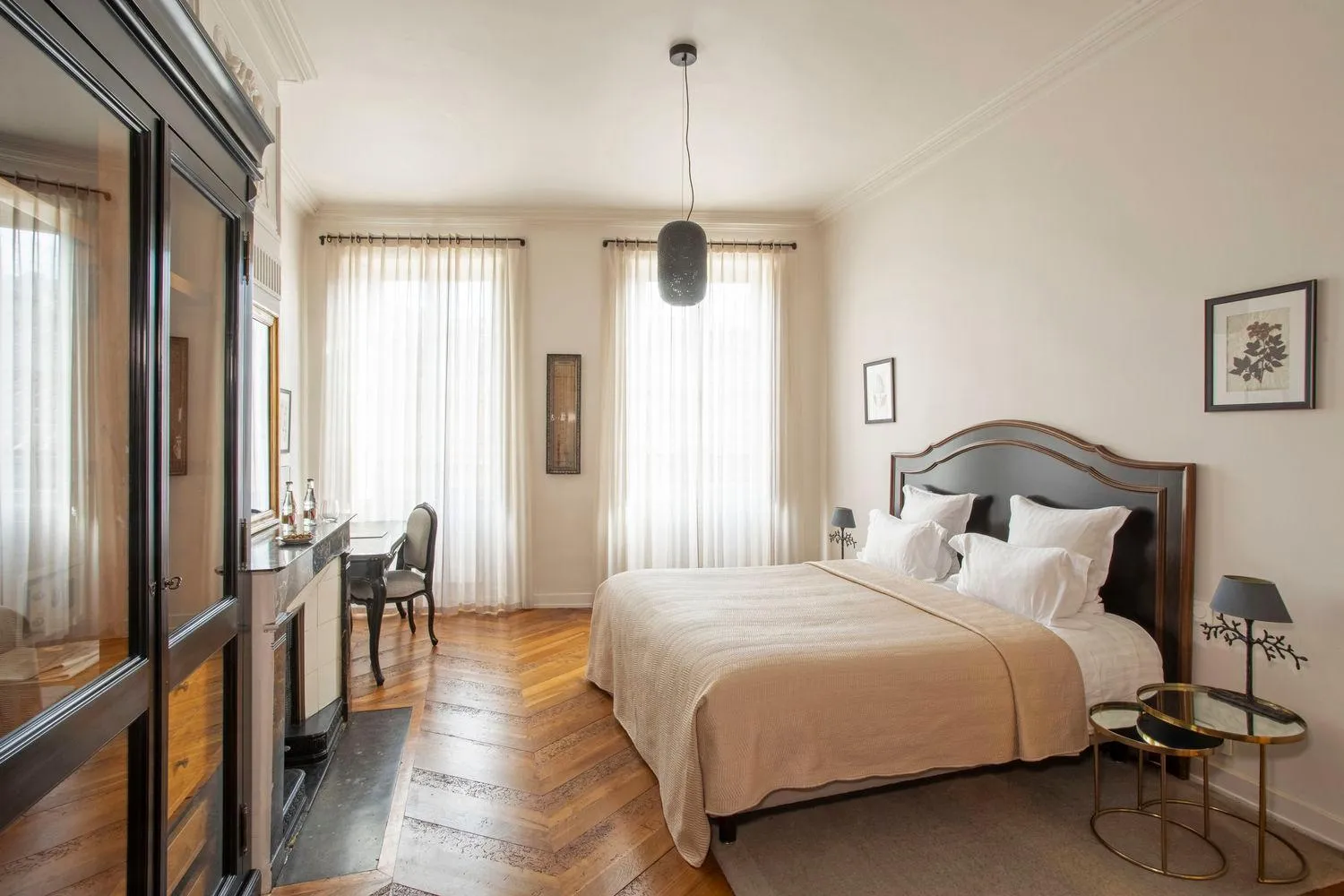 Bed in Hôtel de la Villeon