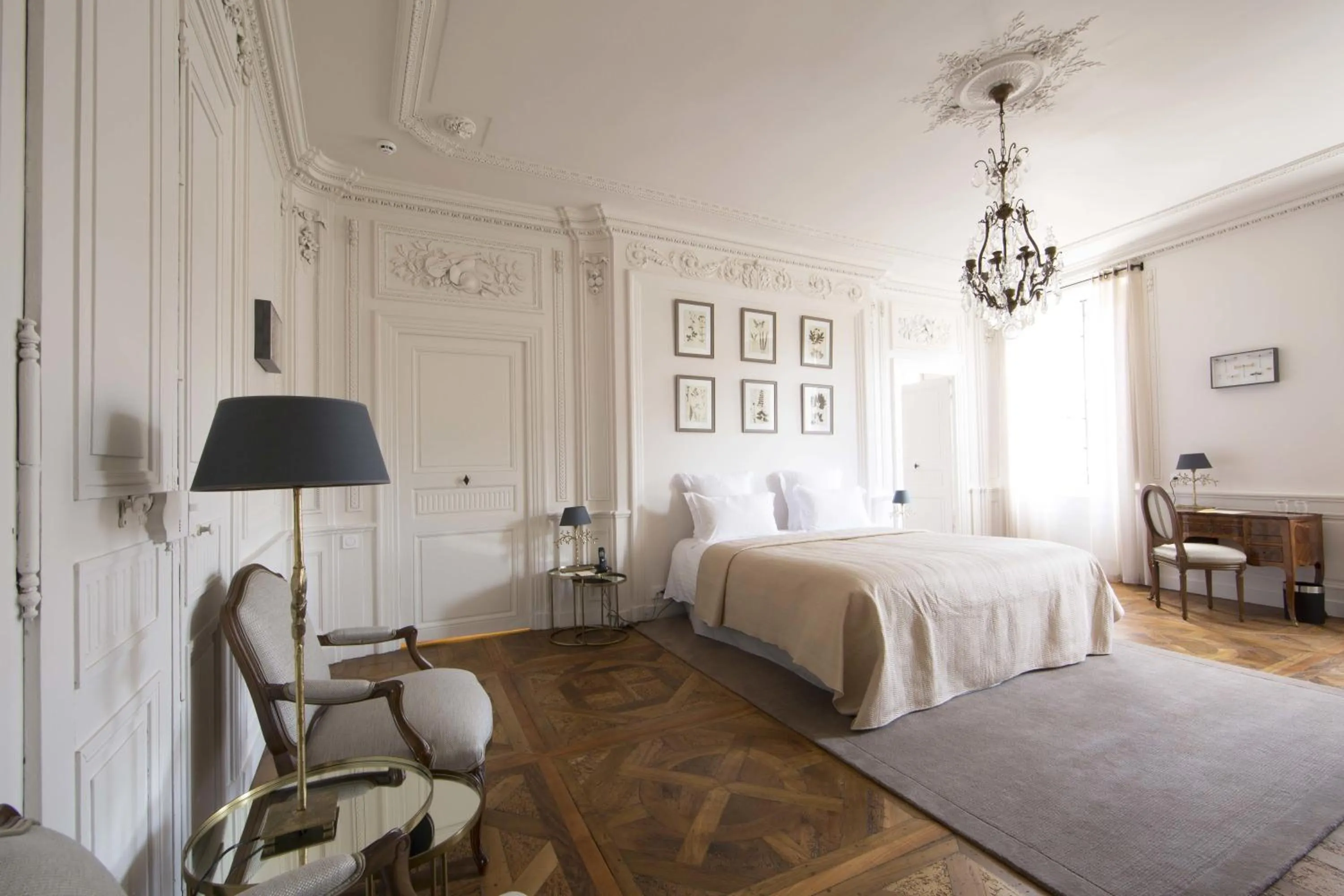 Photo of the whole room, Bed in Hôtel de la Villeon