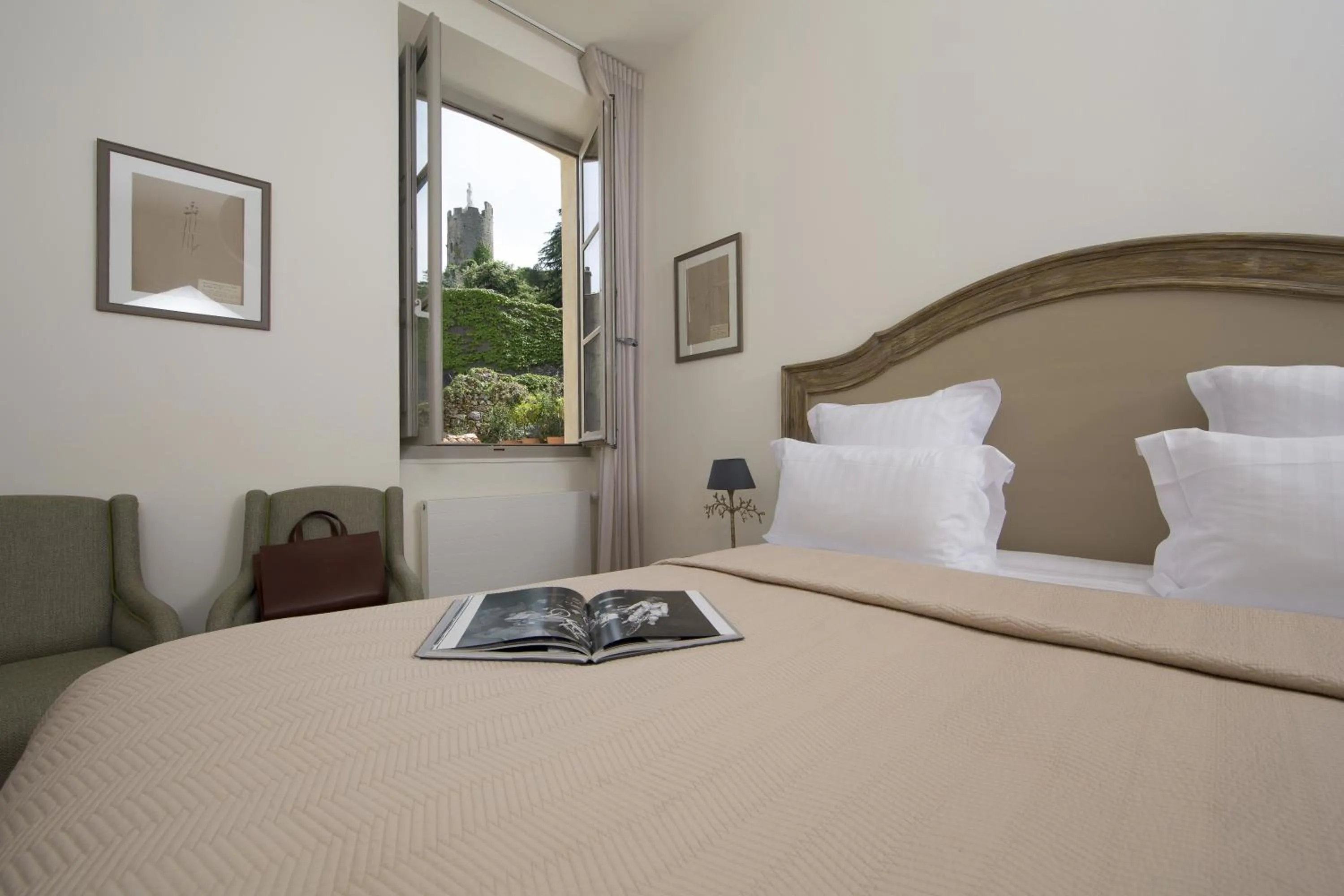 Photo of the whole room, Bed in Hôtel de la Villeon