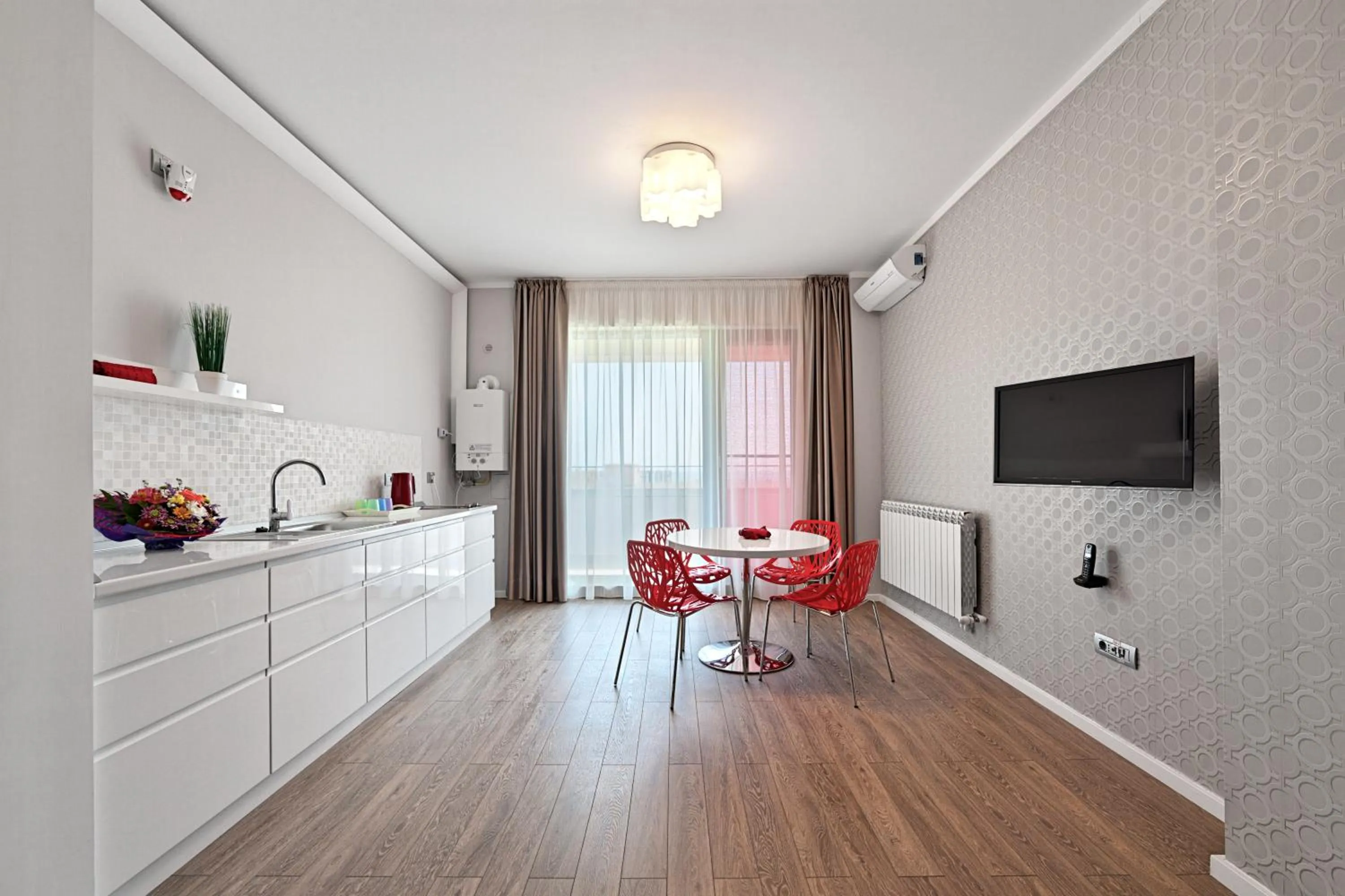 Dining area in Tomis Garden Apartments Mamaia