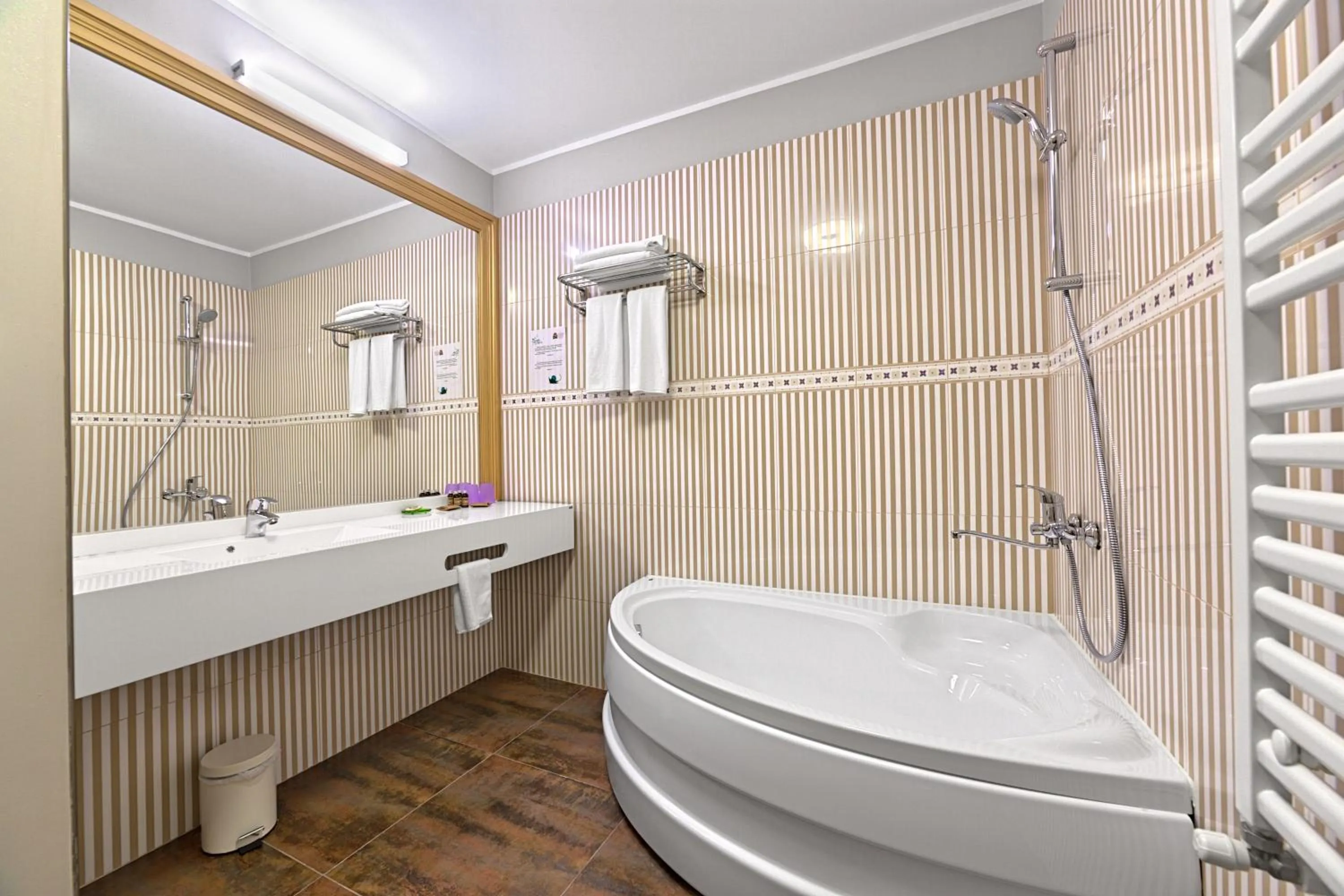 Bathroom in Tomis Garden Apartments Mamaia
