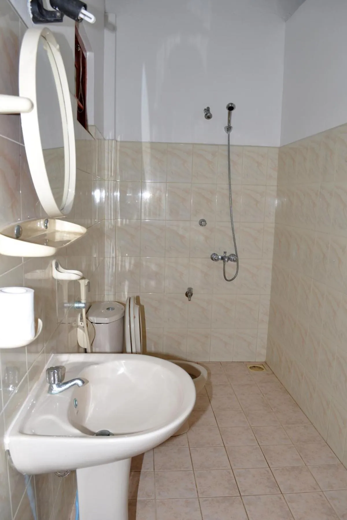 Bathroom in Dilena Beach Inn