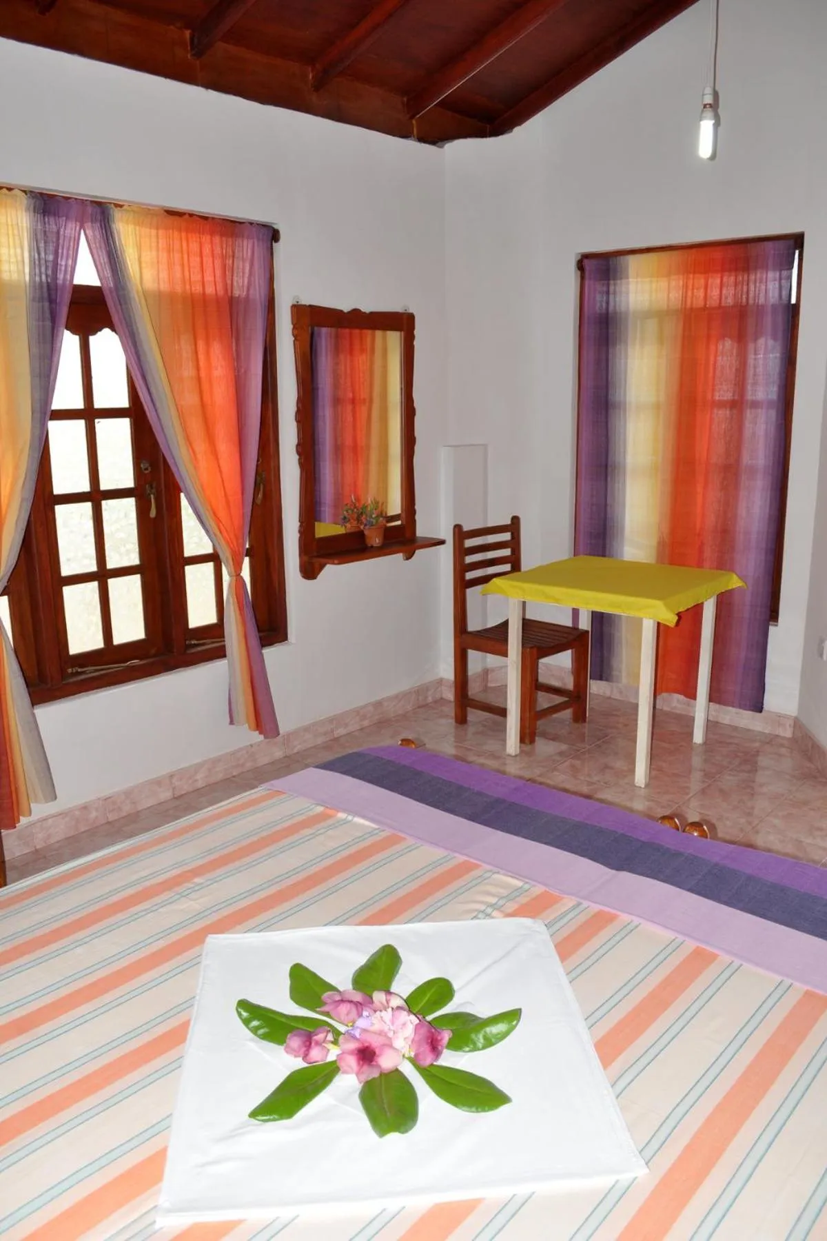 Dining area, Bed in Dilena Beach Inn