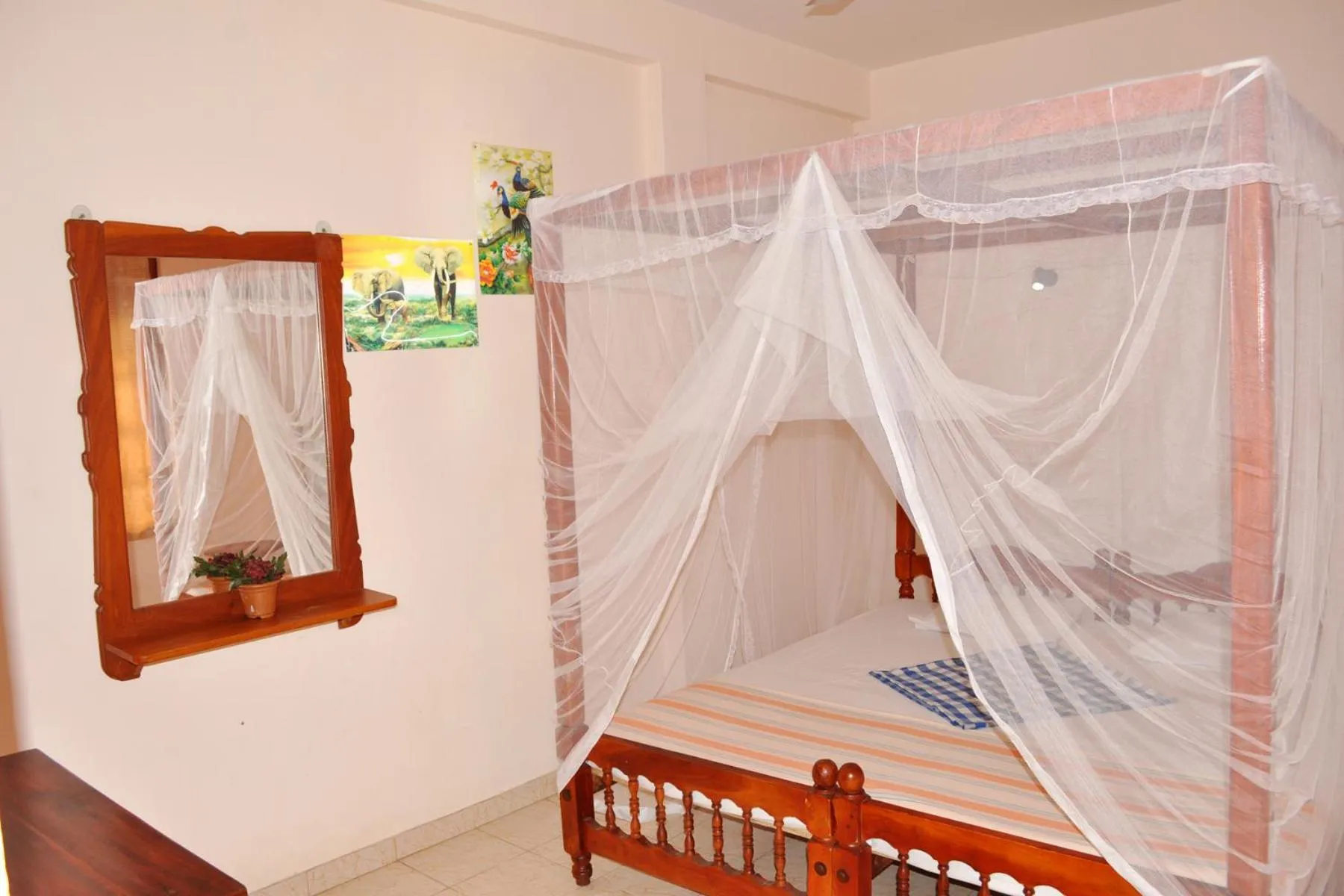 Photo of the whole room, Bed in Dilena Beach Inn