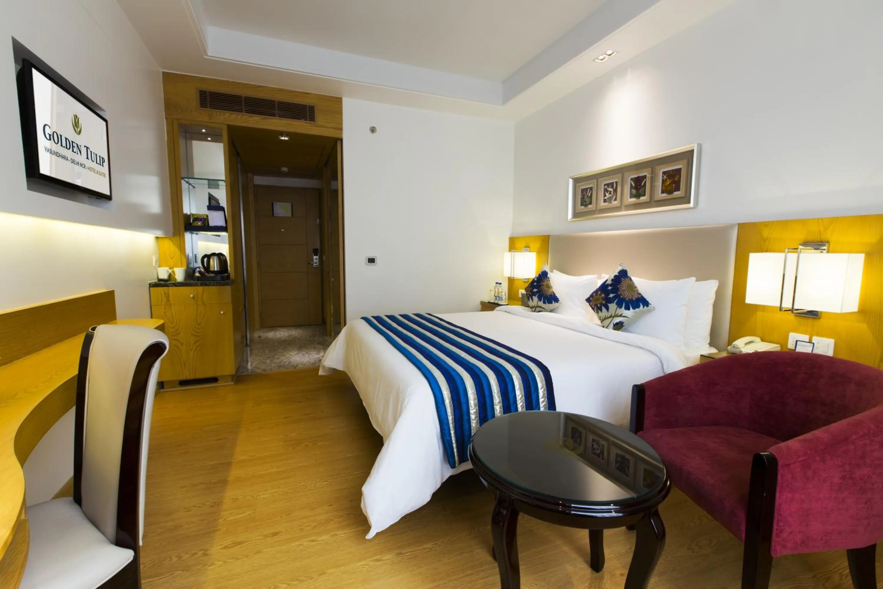 Photo of the whole room, Bed in Golden Tulip Vasundhara