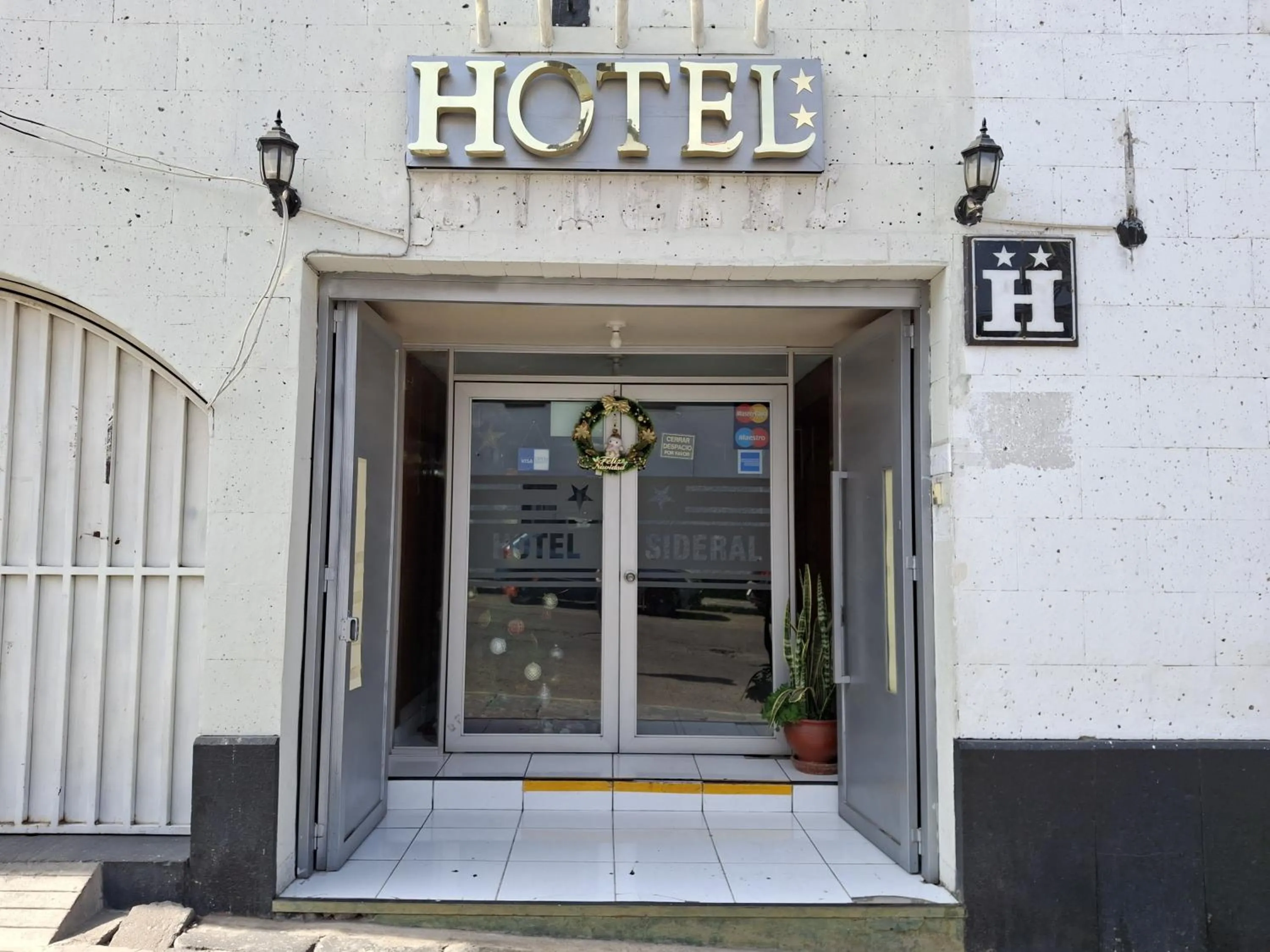 Facade/entrance in Hotel Sideral AQP