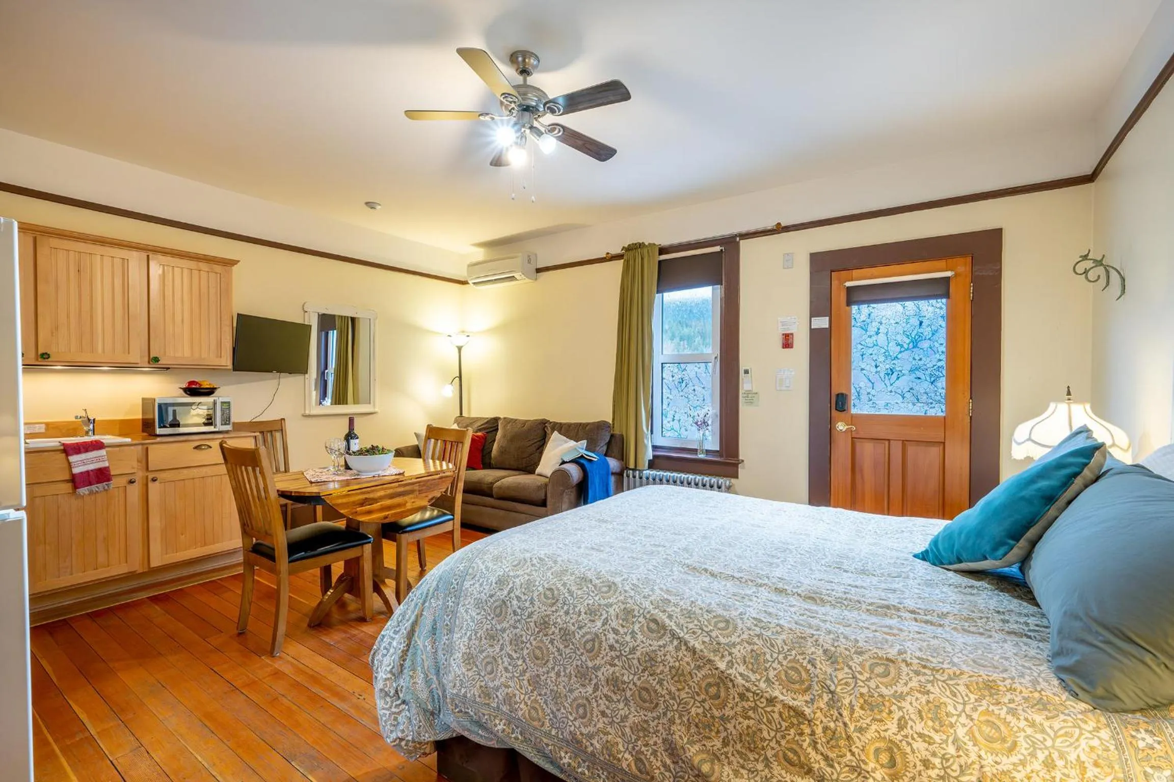 Living room, Bed in Victoria Falls House Inn