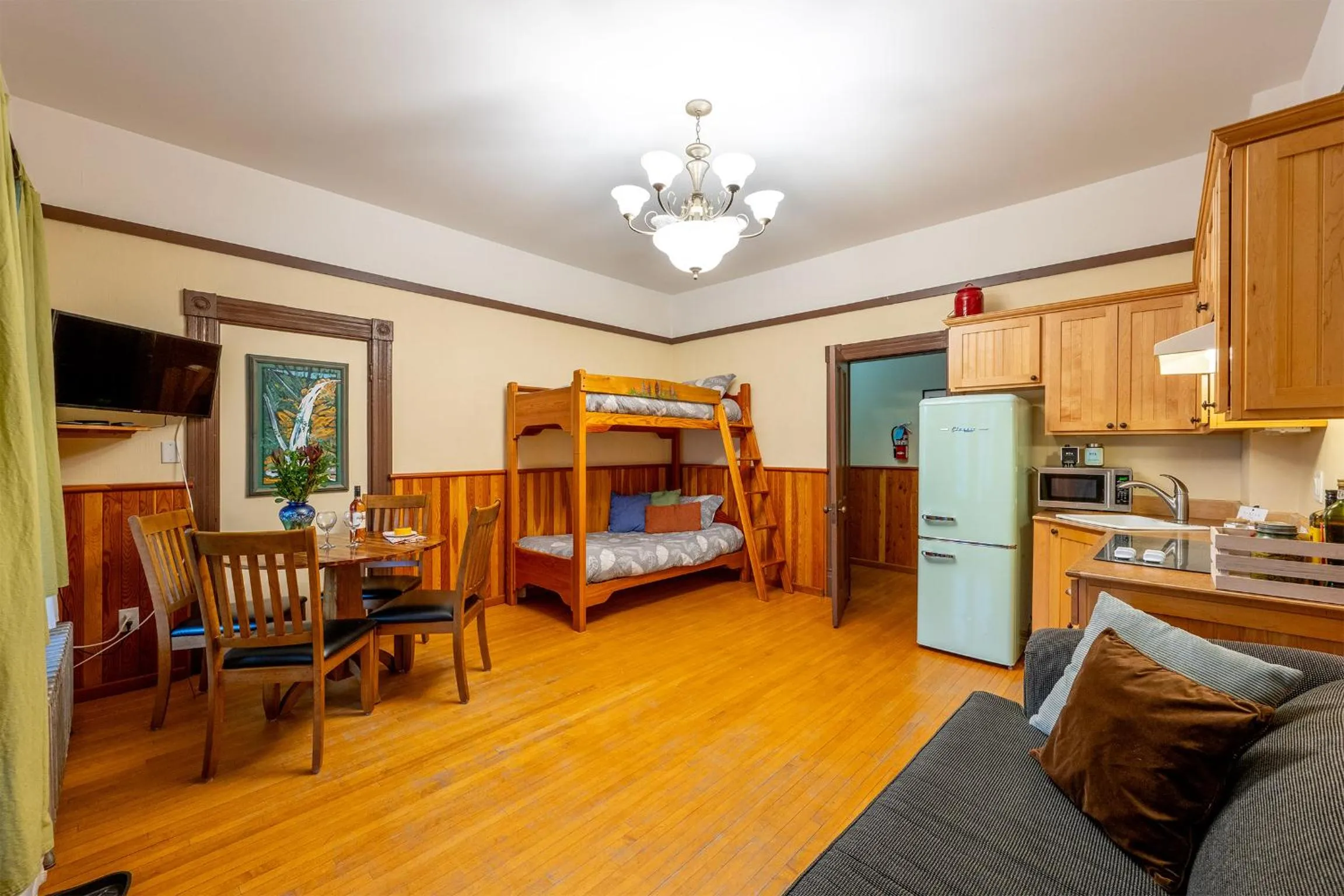 Dining area, Bed in Victoria Falls House Inn