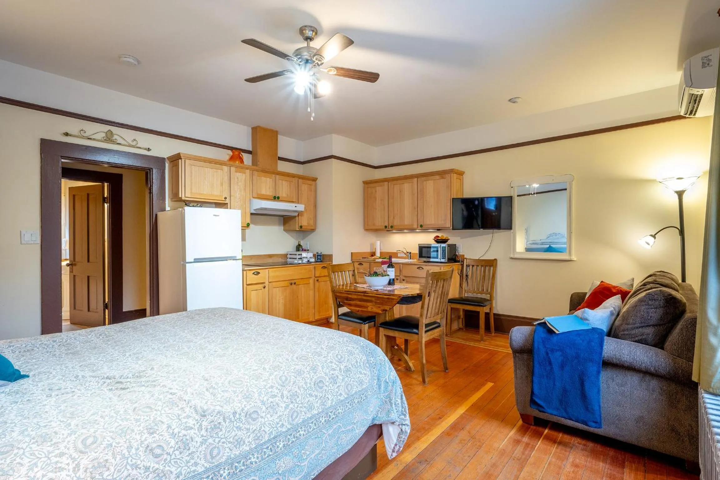Living room, Bed in Victoria Falls House Inn