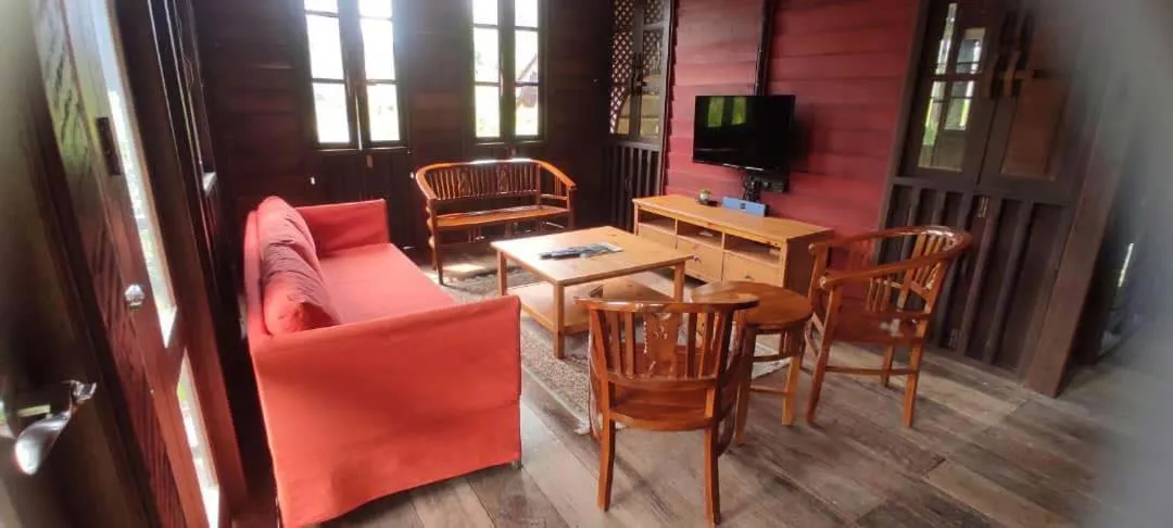 Communal lounge/ TV room in Bagas Zakariah Orchard Lodge