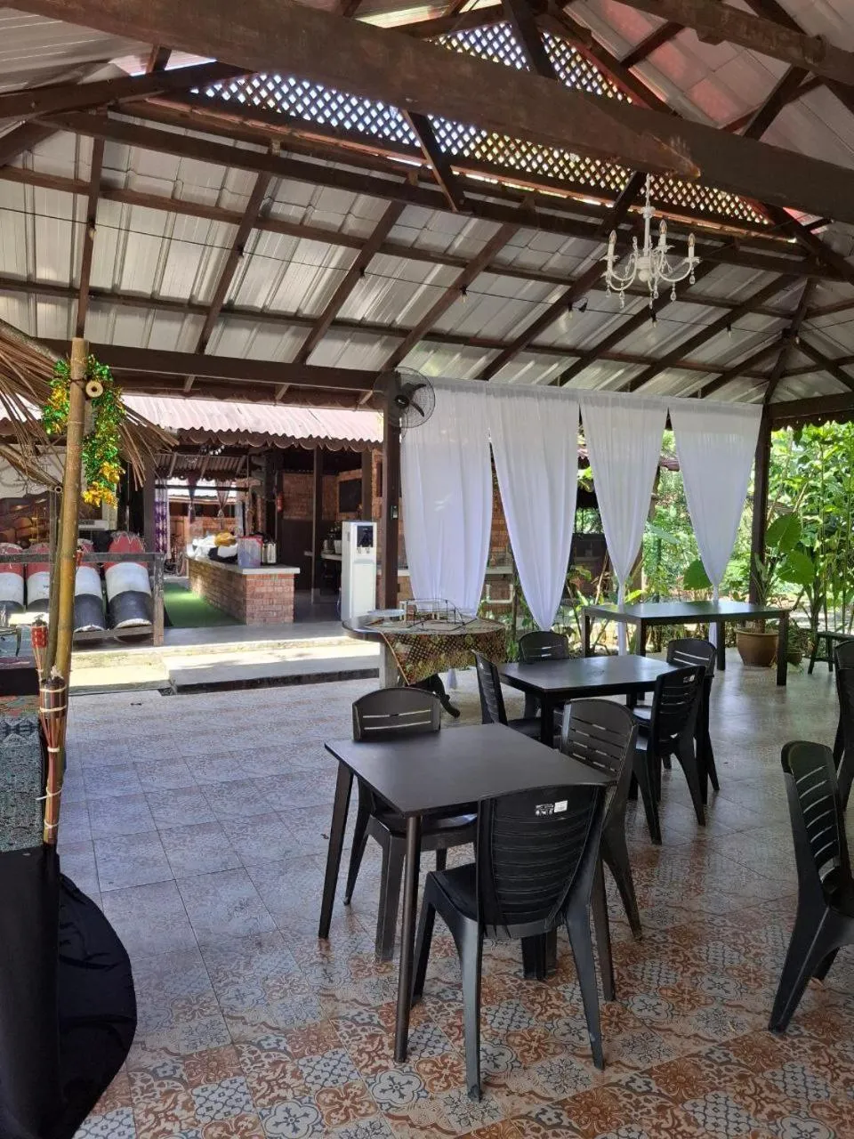 Restaurant/places to eat in Bagas Zakariah Orchard Lodge