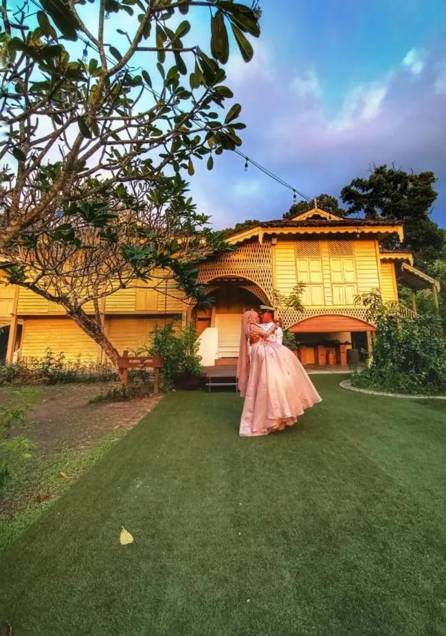 group of guests in Bagas Zakariah Orchard Lodge