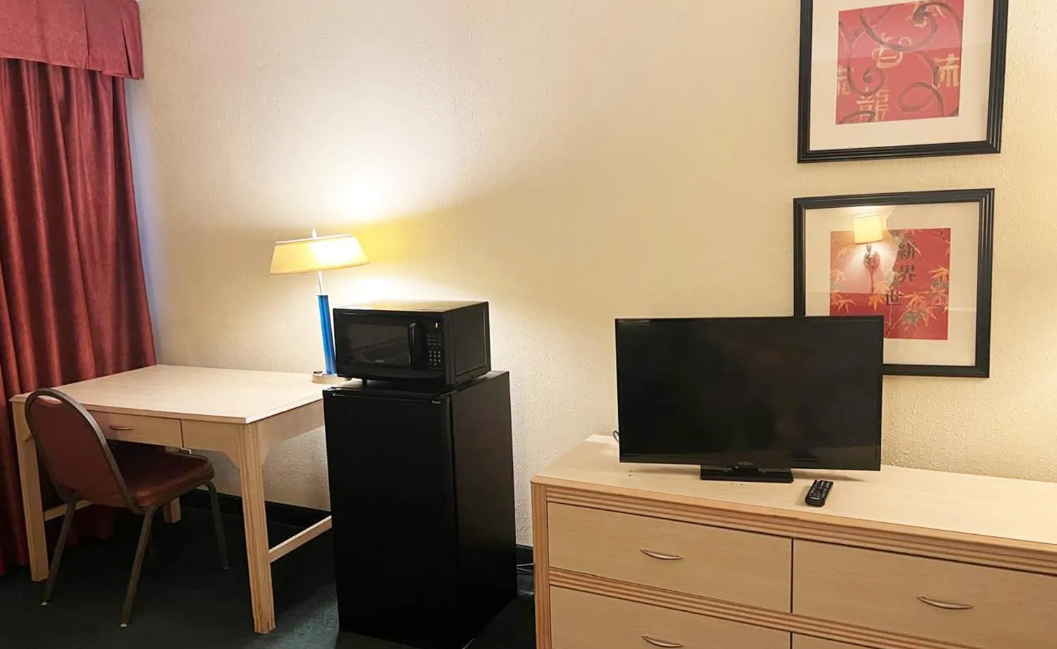 TV and multimedia in Blue Way Inn & Suites La Crosse