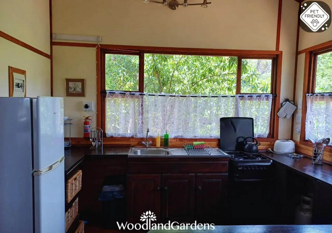 Kitchen or kitchenette in Woodland Gardens Self catering Pet Friendly Lodge