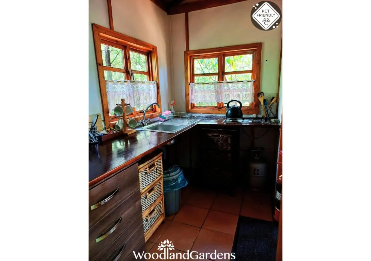 Kitchen or kitchenette in Woodland Gardens Self catering Pet Friendly Lodge