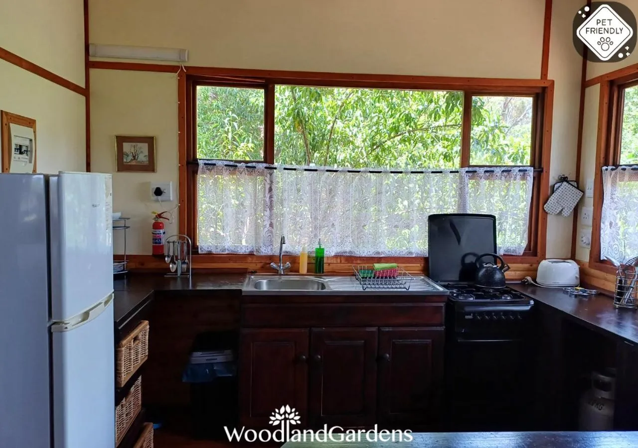 Kitchen or kitchenette in Woodland Gardens Self catering Pet Friendly Lodge