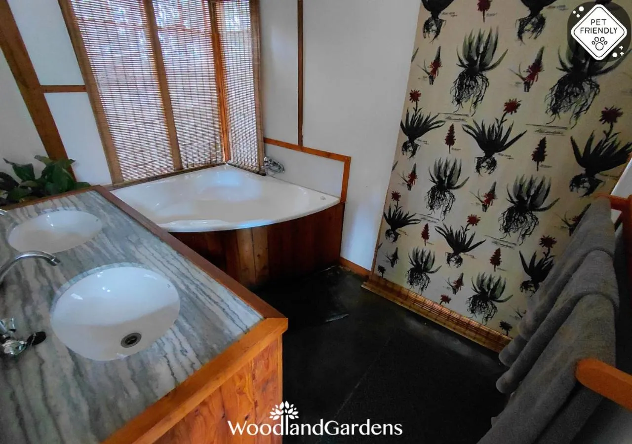Bathroom in Woodland Gardens Self catering Pet Friendly Lodge