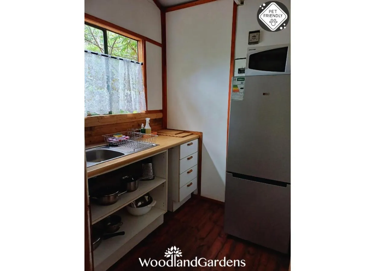 Kitchen or kitchenette in Woodland Gardens Self catering Pet Friendly Lodge