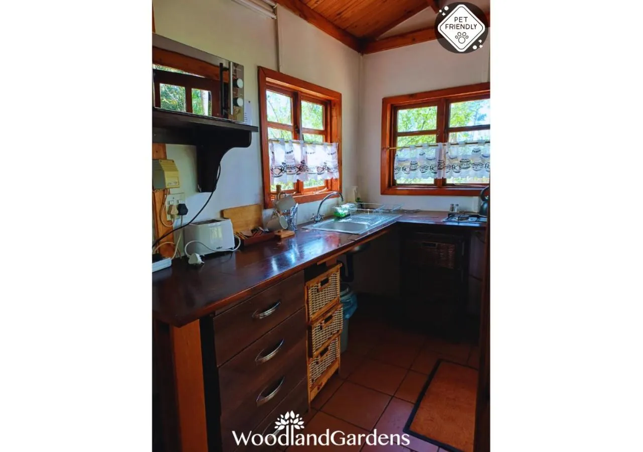 Kitchen or kitchenette in Woodland Gardens Self catering Pet Friendly Lodge