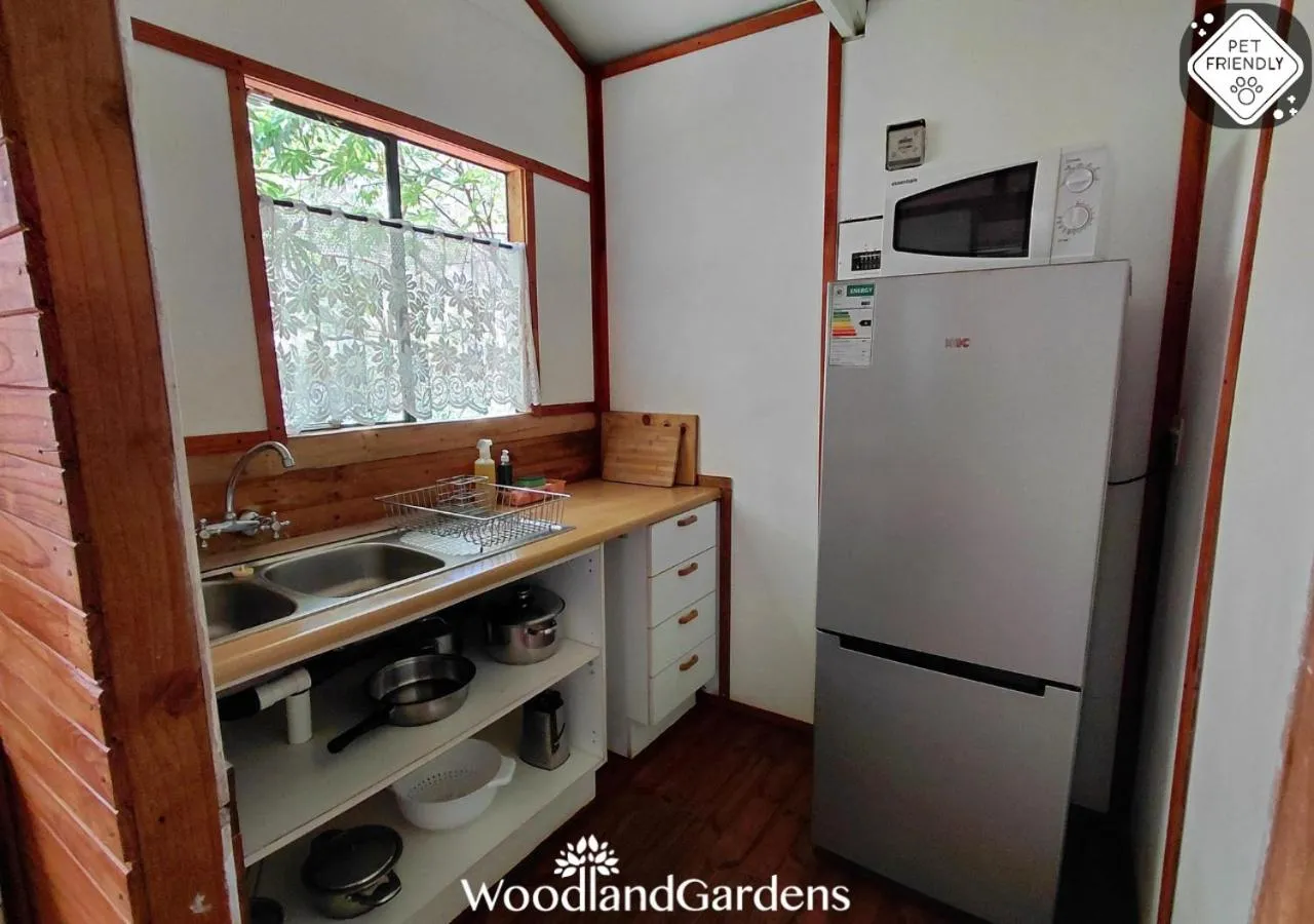 Kitchen or kitchenette in Woodland Gardens Self catering Pet Friendly Lodge